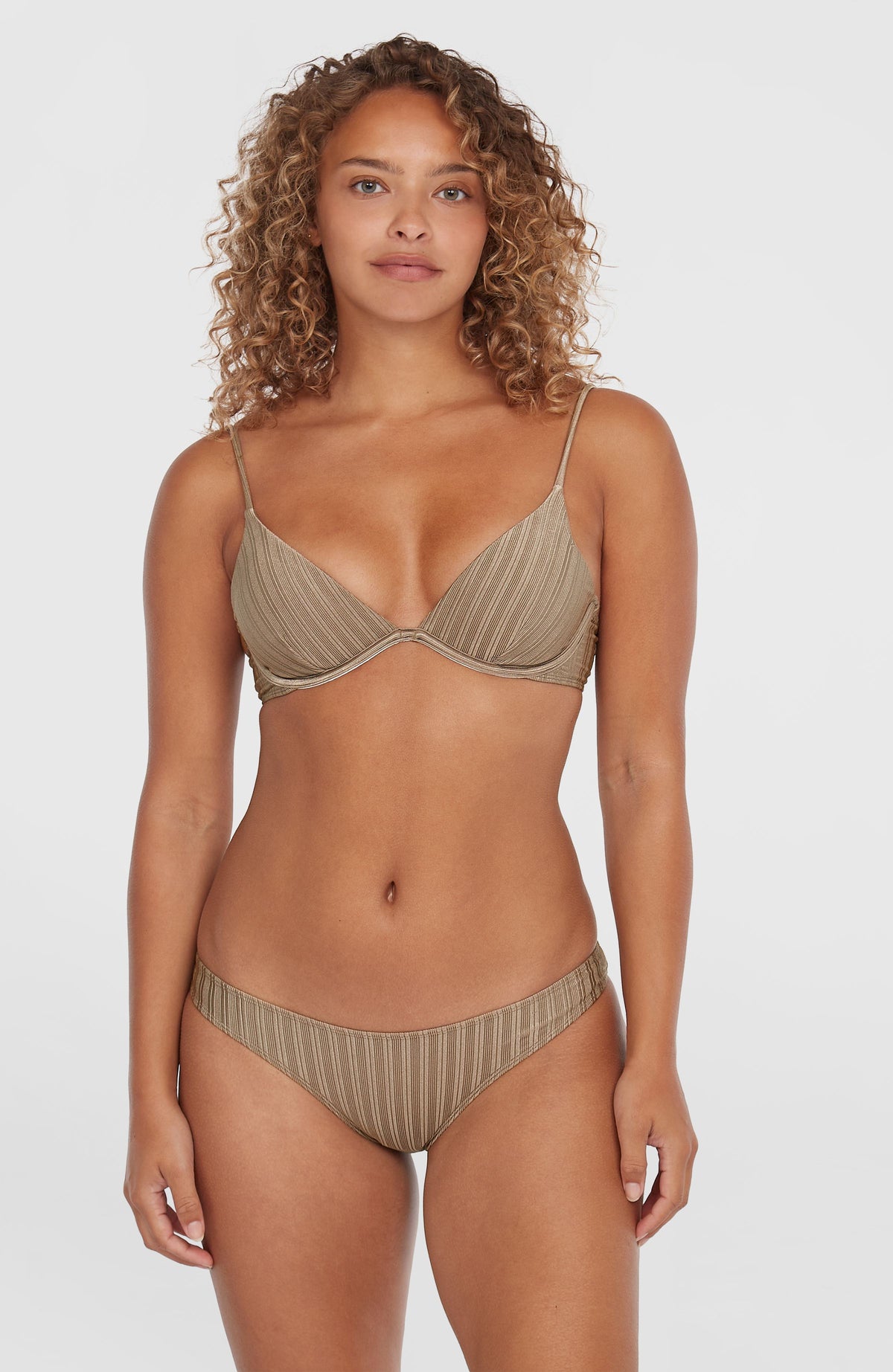 O'Neill Honopu Rockley Bikini-Set für Damen, braun, Vorderansicht mit Bügel-Top und Hose, getragen am Model
