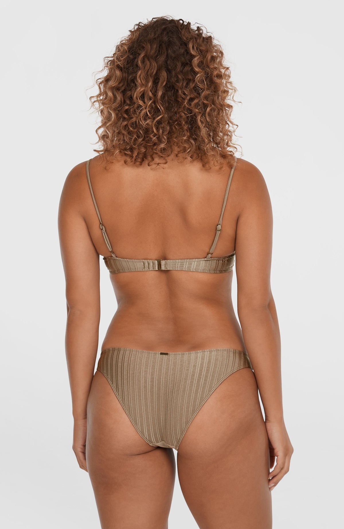 Honopu Rockley Bikini-Set für Damen, braun, Rückansicht mit Verschluss an der Rückseite, getragen am Model