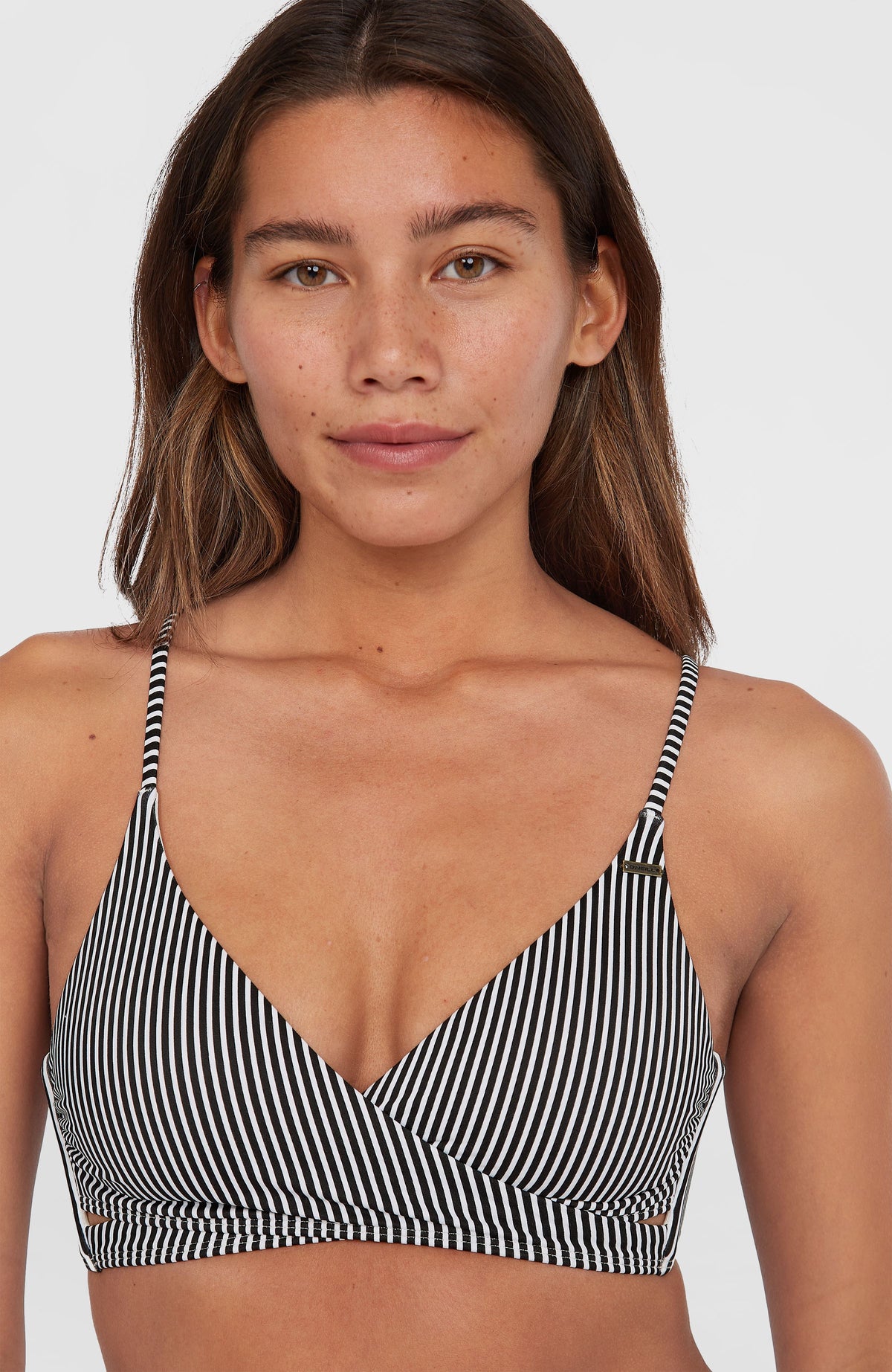 Nahaufnahme des Bikinioberteils vom Essentials Baay Maoi Bikini-Set, schwarz mit Streifenmuster in Weiß, am Model