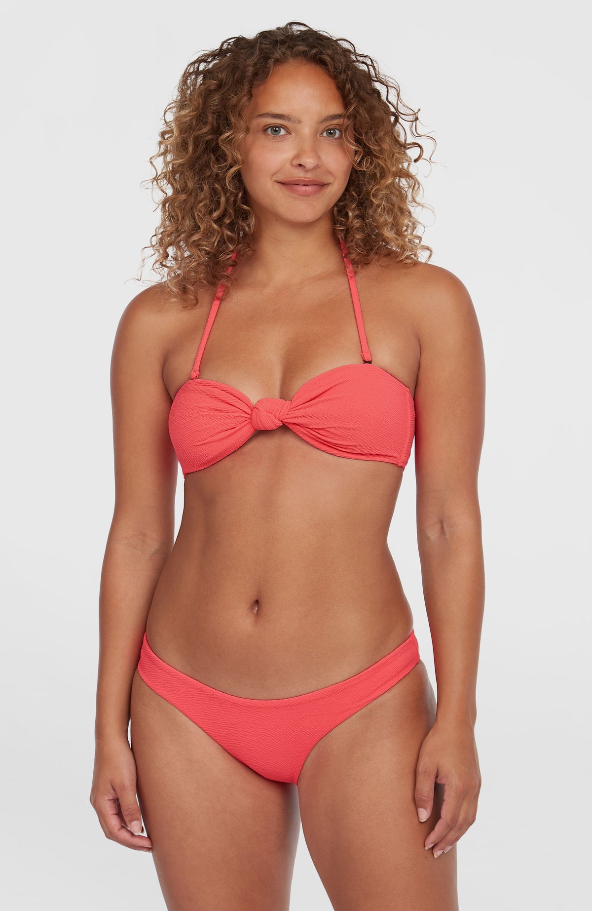 O'Neill Knot Bandeau Matira Bikini-Set für Damen, pink, Vorderansicht am Model mit Neckholder-Träger