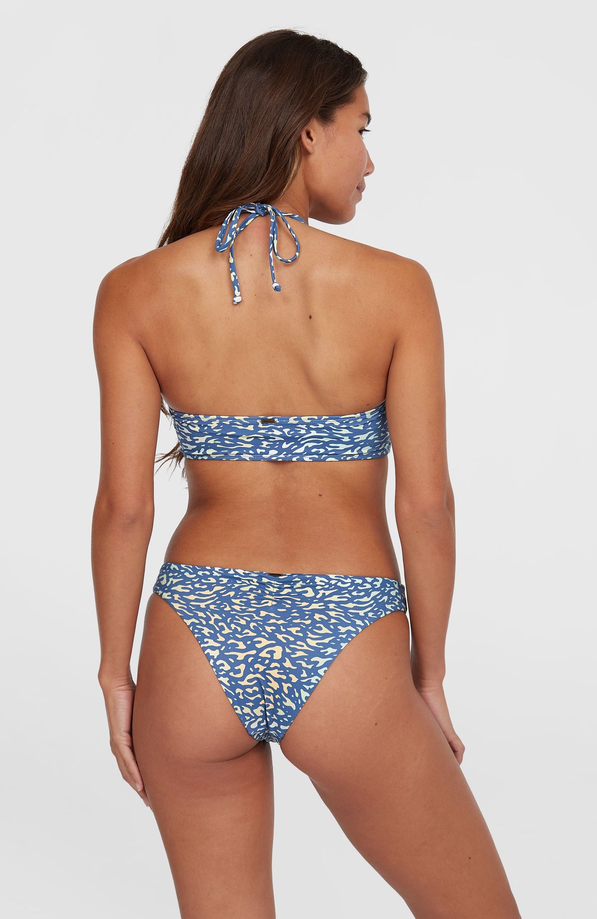 Knot Bandeau Matira Bikini-Set für Damen, gelb mit Tiermuster in Blau, Rückansicht am Model mit Bindebändern