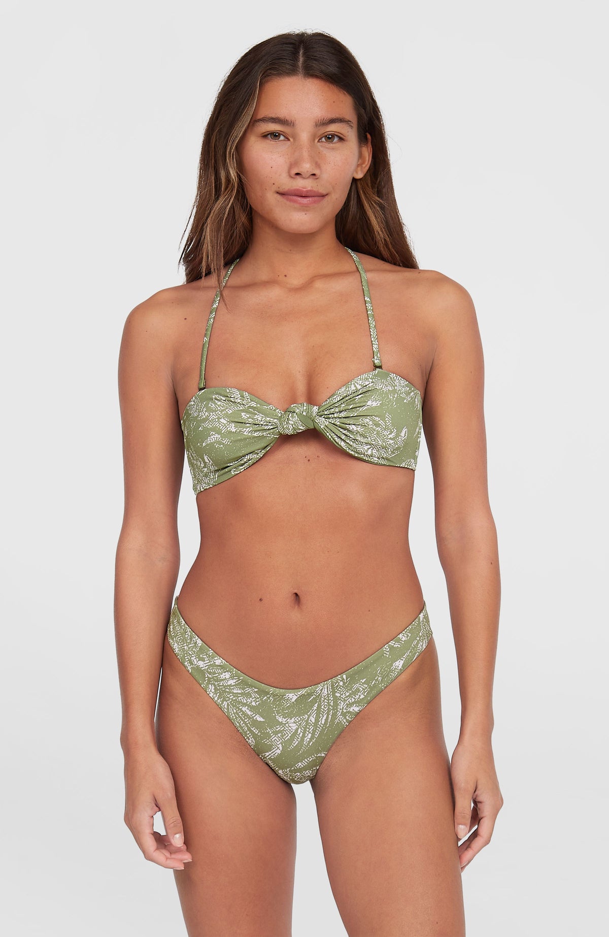 O'Neill Knot Bandeau Matira Bikini-Set für Damen, grün mit Blattmuster in Weiß, Vorderansicht am Model