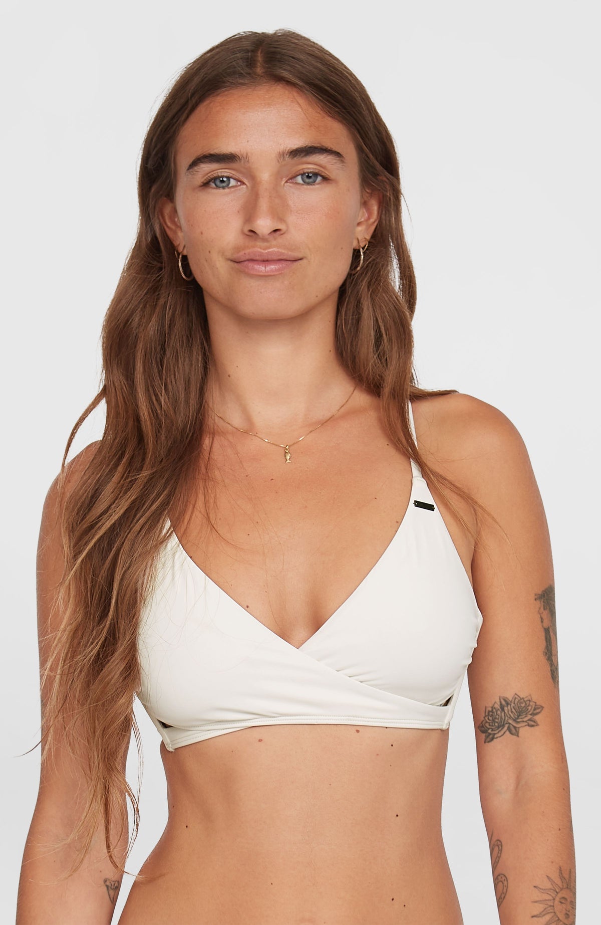 O'Neill Baay Bikini-Oberteil für Damen, weiß, Vorderansicht mit Wickeldetail und schmalen Trägern, am Model