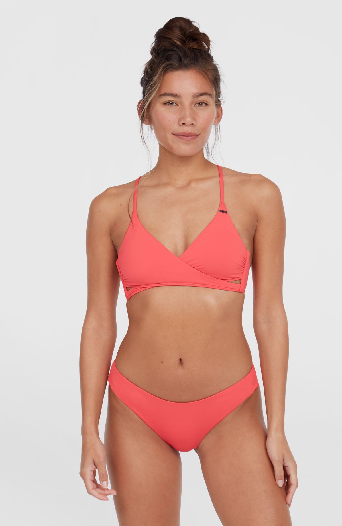 Baay Bikini-Oberteil für Damen, pink, Ganzkörperansicht am Model von vorne mit passender Bikinihose