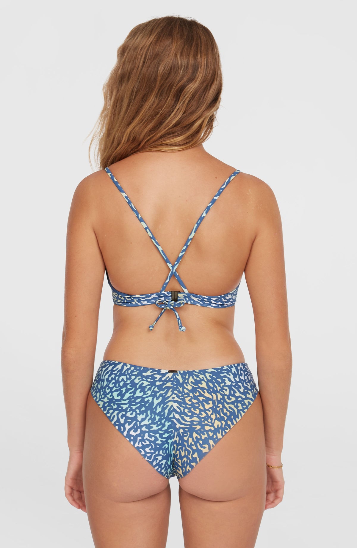 Baay Bikini-Oberteil für Damen, gelb mit Tiermuster in Blau, Rückansicht mit gekreuzten Trägern am Model
