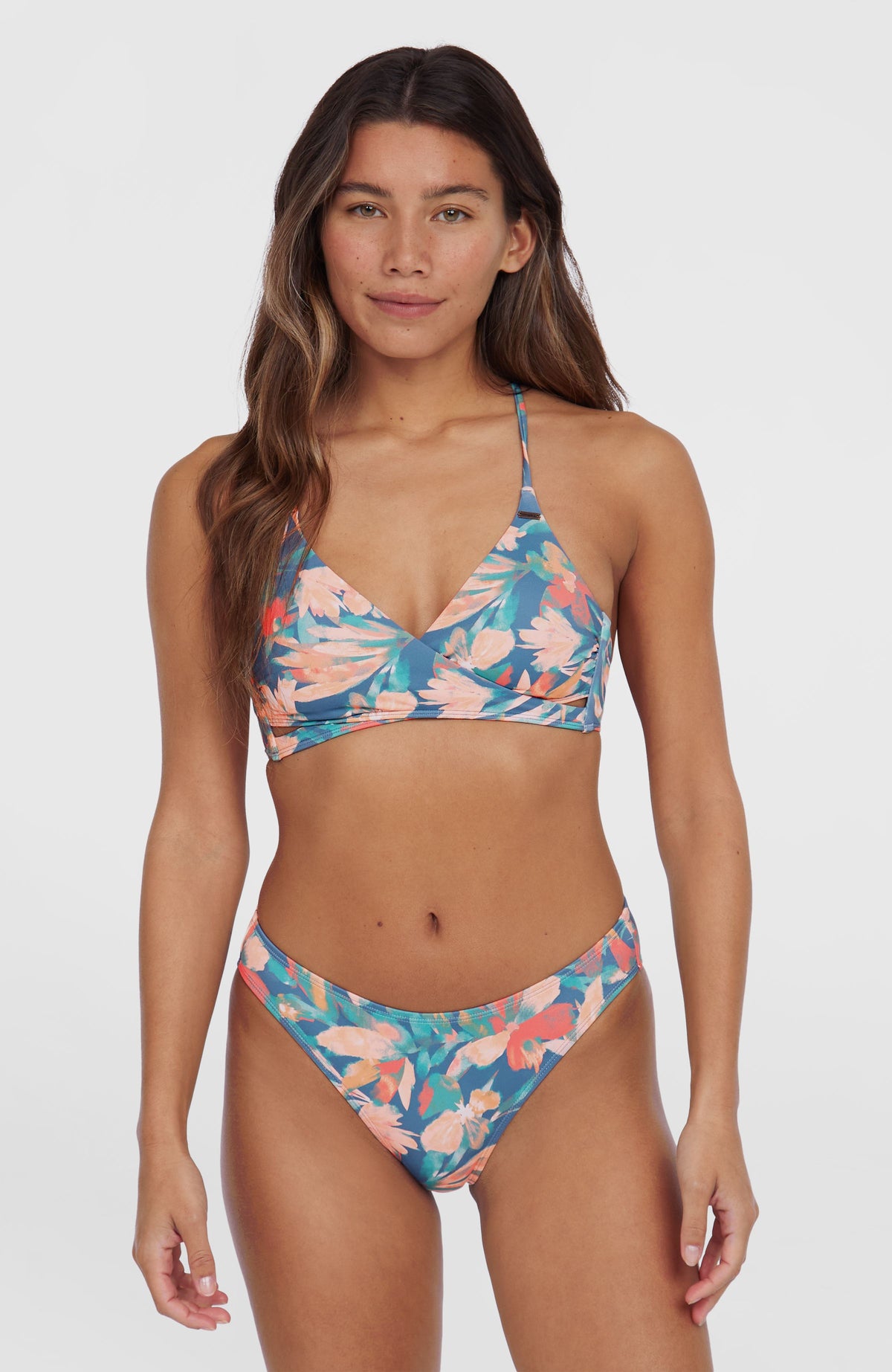 Baay Bikini-Oberteil für Damen, blau mit Blumenmuster in Orange und Grün, Frontalansicht am Model mit Bikinihose