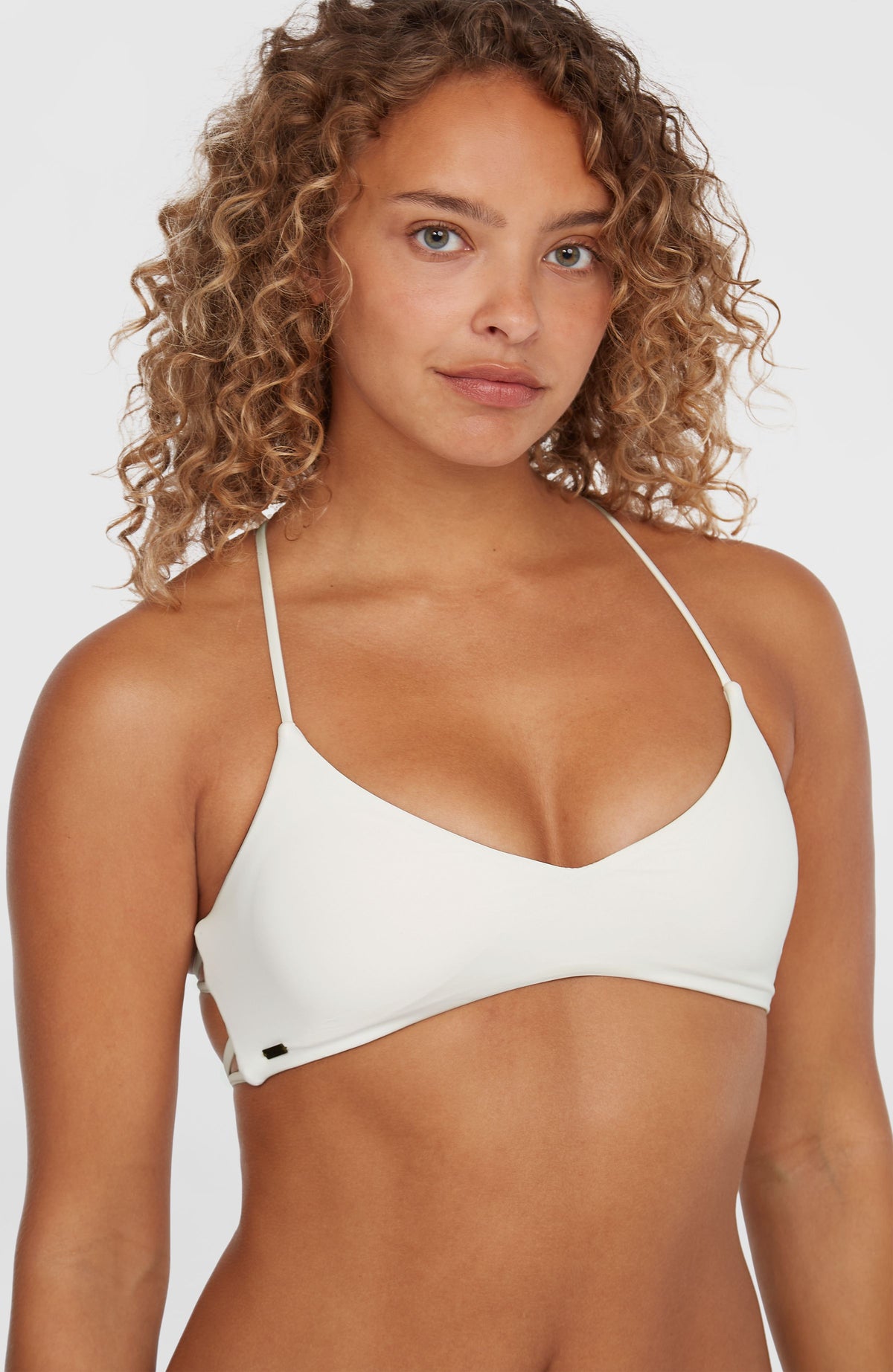 O'Neill Huntington Bralette Bikini-Oberteil für Damen, weiß, Vorderansicht mit V-Ausschnitt am Model