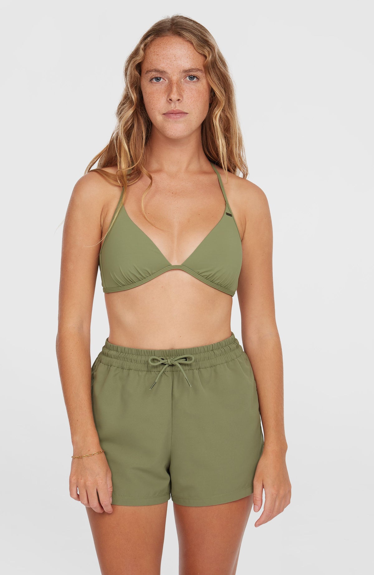 Sao Bikini-Oberteil für Damen, grün, Vorderansicht am Model in Kombination mit abgestimmten Shorts