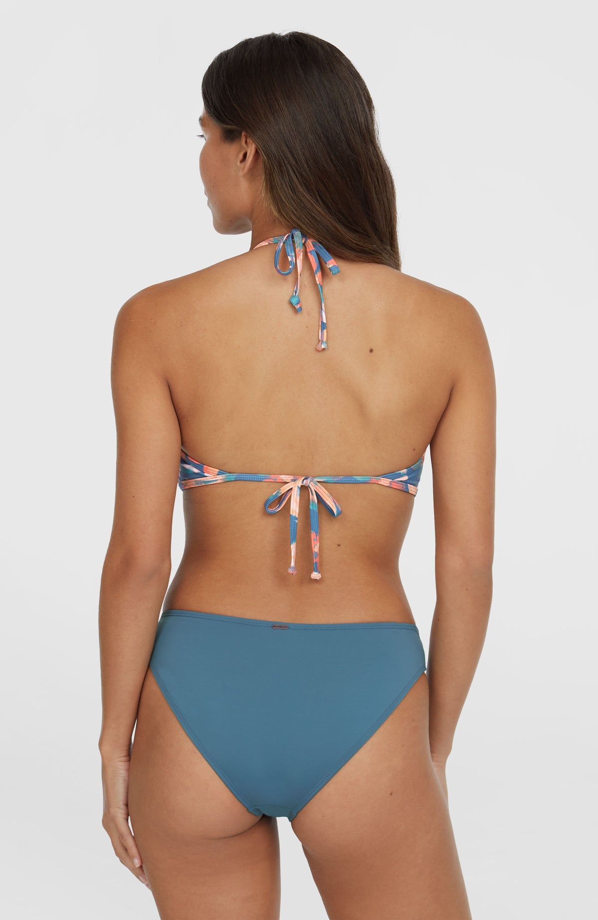 Sao Bikini-Oberteil für Damen, blau mit Blumenmuster in Orange und Grün, Rückansicht am Model mit Bindebändern