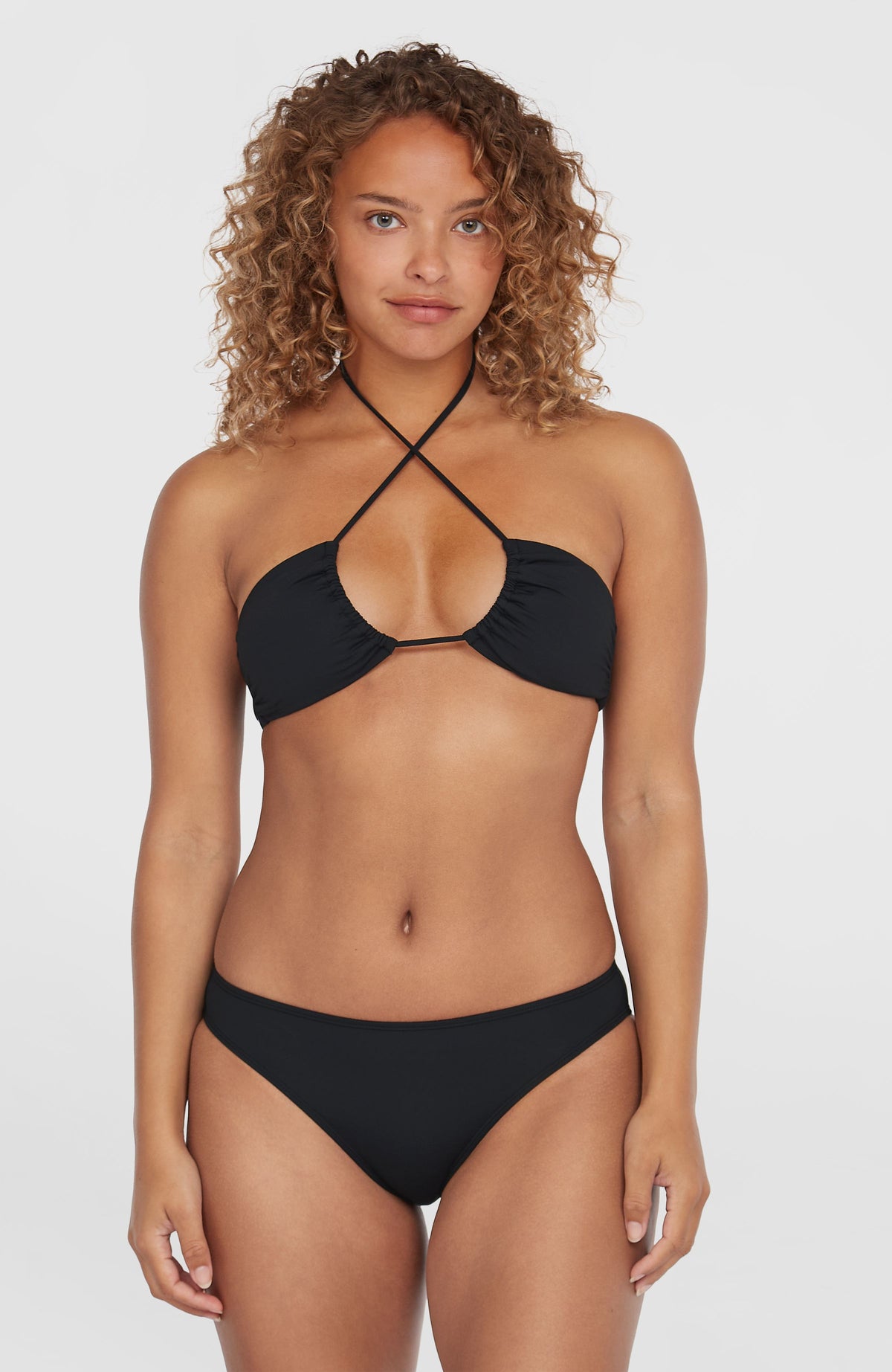 Embry Bikini-Oberteil für Damen, schwarz, Vorderansicht am Model mit überkreuzten Trägern