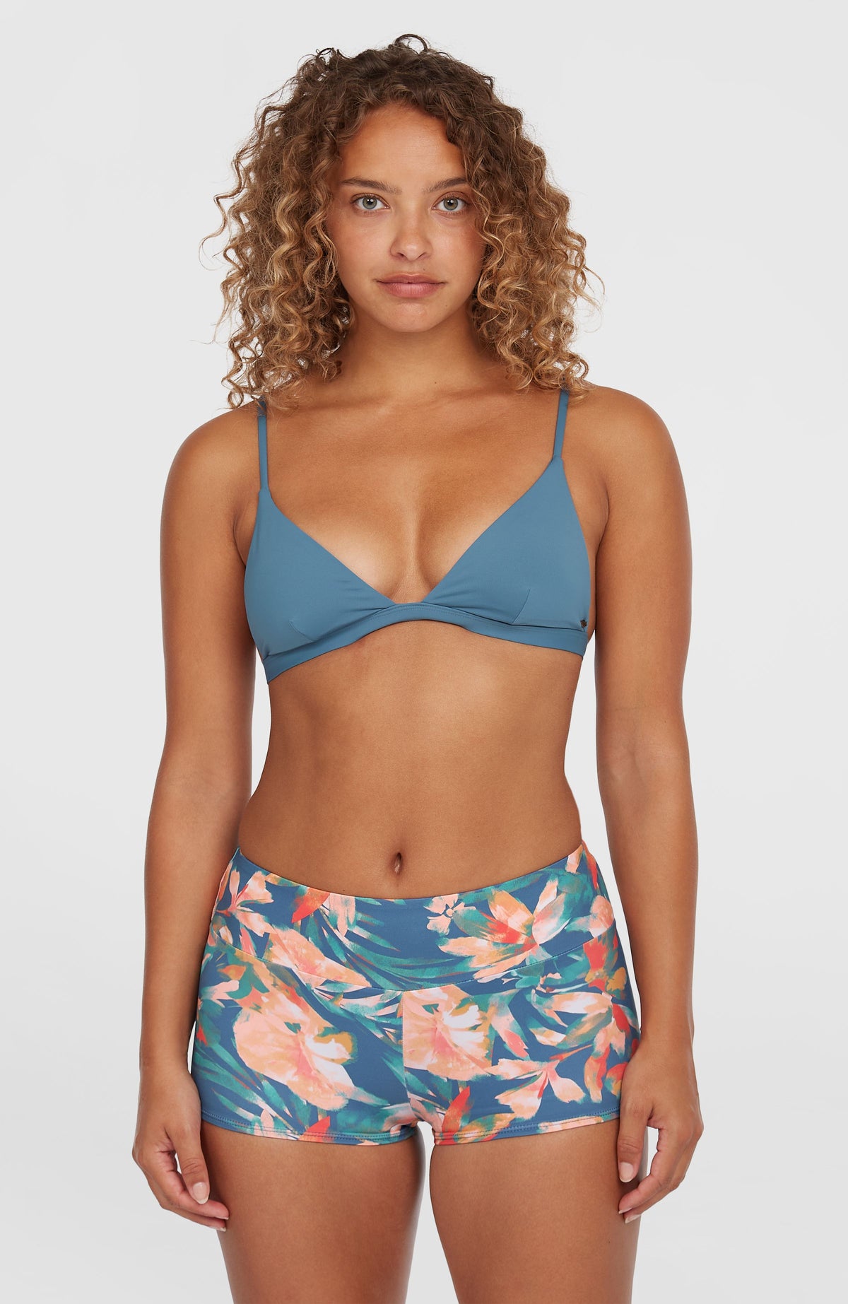 Grenada Bikinihose für Damen, blau mit Blumenmuster in Rosa und Grün, vollständige Vorderansicht am Model