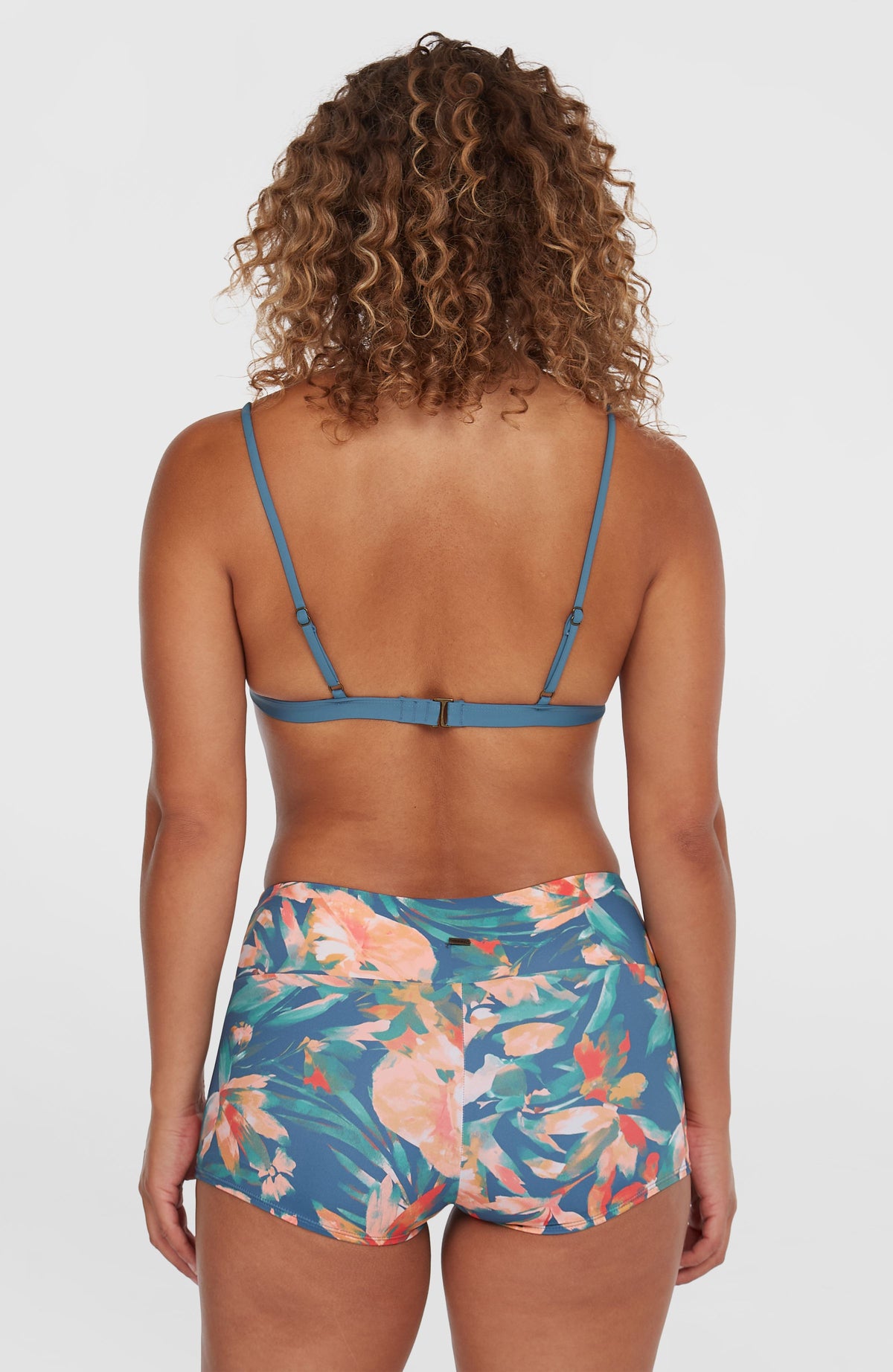 Grenada Bikinihose für Damen, blau mit Blumenmuster in Rosa und Grün, vollständige Rückansicht getragen am Model
