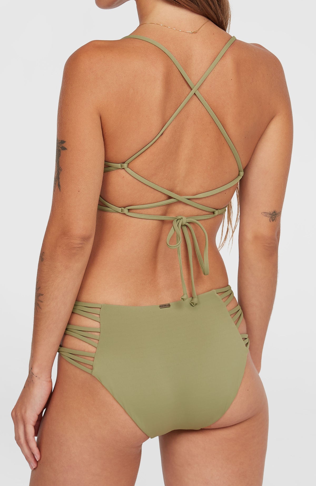 O'Neill Boulders Bikinihose mit seitlichen Bändern für Damen, grün, Rückansicht am Model mit Logo-Badge