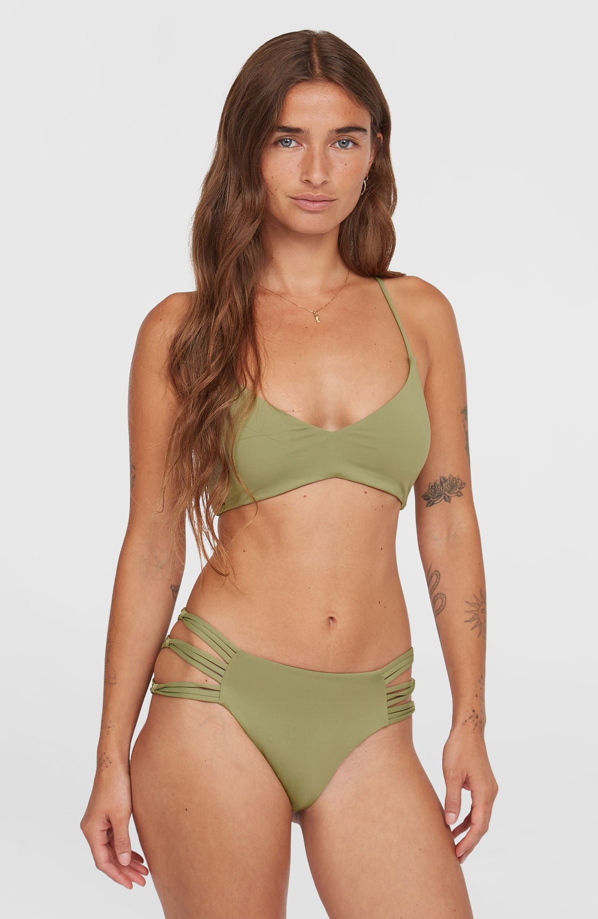 Boulders Bikinihose für Damen, grün, Ganzkörperansicht von vorne getragen am Model