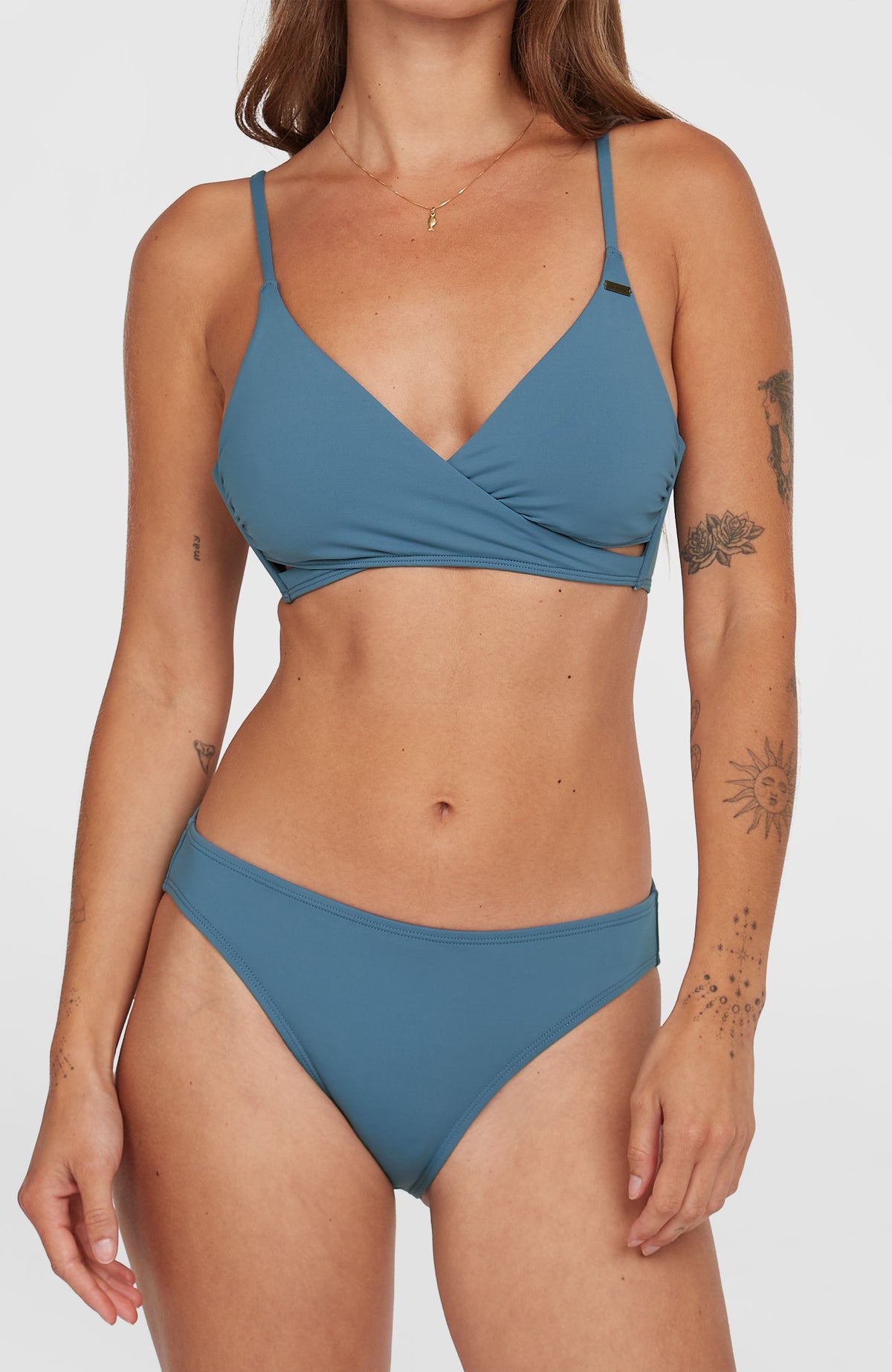 Rita Bikinihose für Damen, blau, Nahaufnahme der Vorderansicht am Model mit mittelhohem elastischem Bund