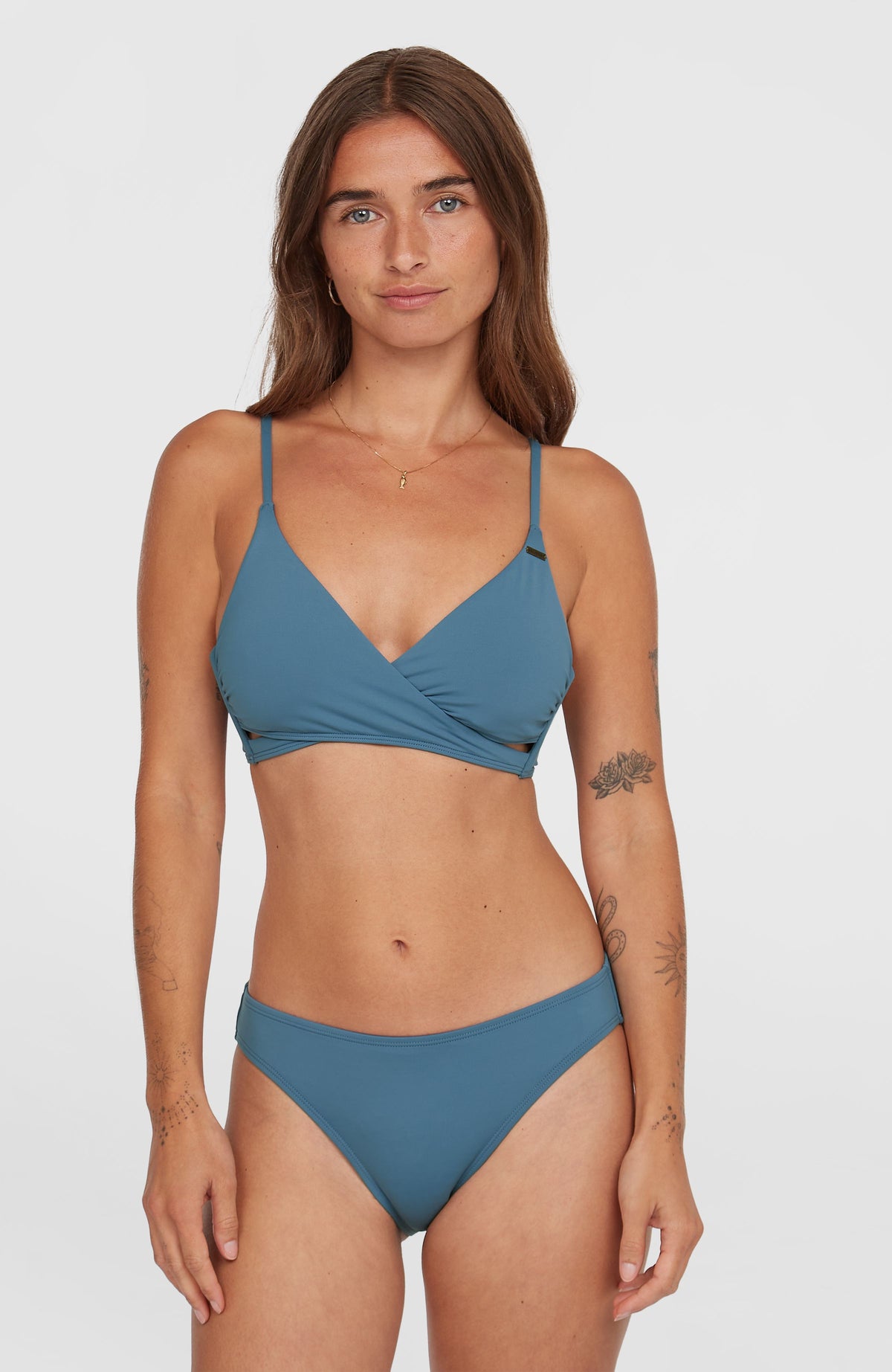 Blaue Rita Bikinihose für Damen, Vorderansicht getragen am Model mit mittlerer Bundhöhe und Ton-in-Ton-Nähten