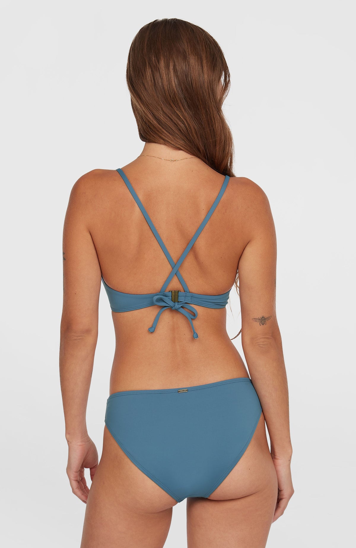Blaue Rita Bikinihose für Damen, Gesamtansicht von hinten getragen am Model mit durchgehender Stoffabdeckung