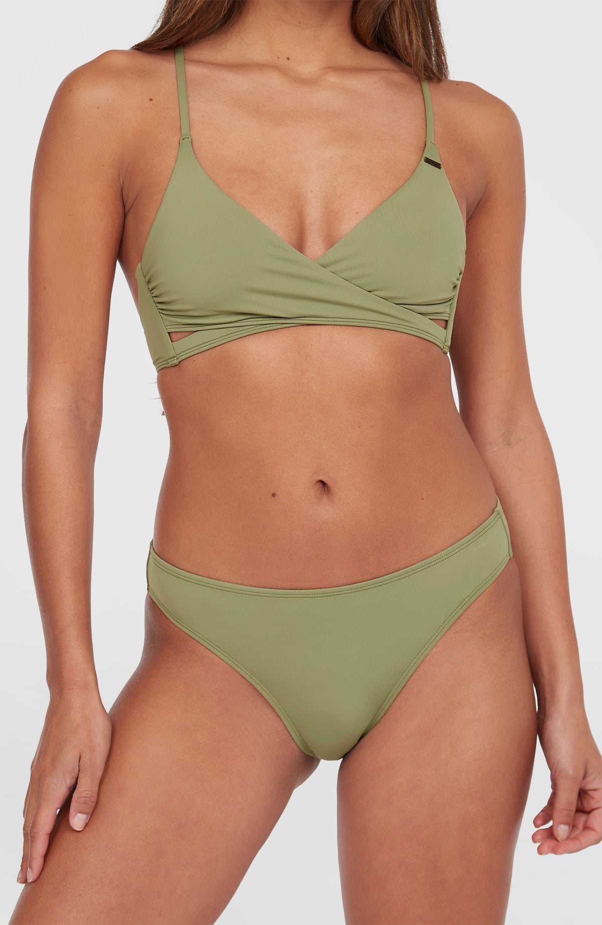 Rita Bikinihose für Damen, grün, Nahaufnahme der Vorderseite mit elastischem Bund, getragen am Model