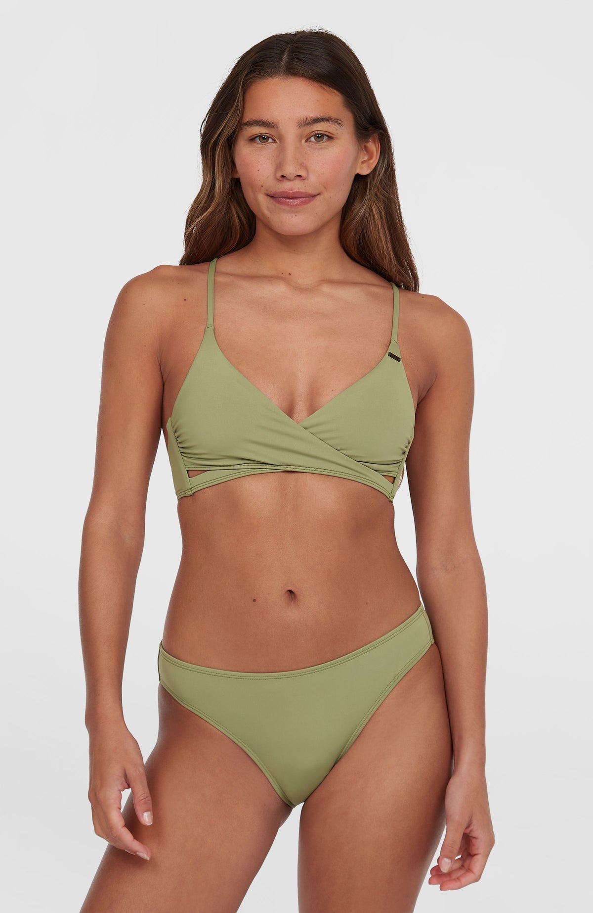 Rita Bikinihose für Damen, grün, frontale Gesamtansicht, getragen am Model