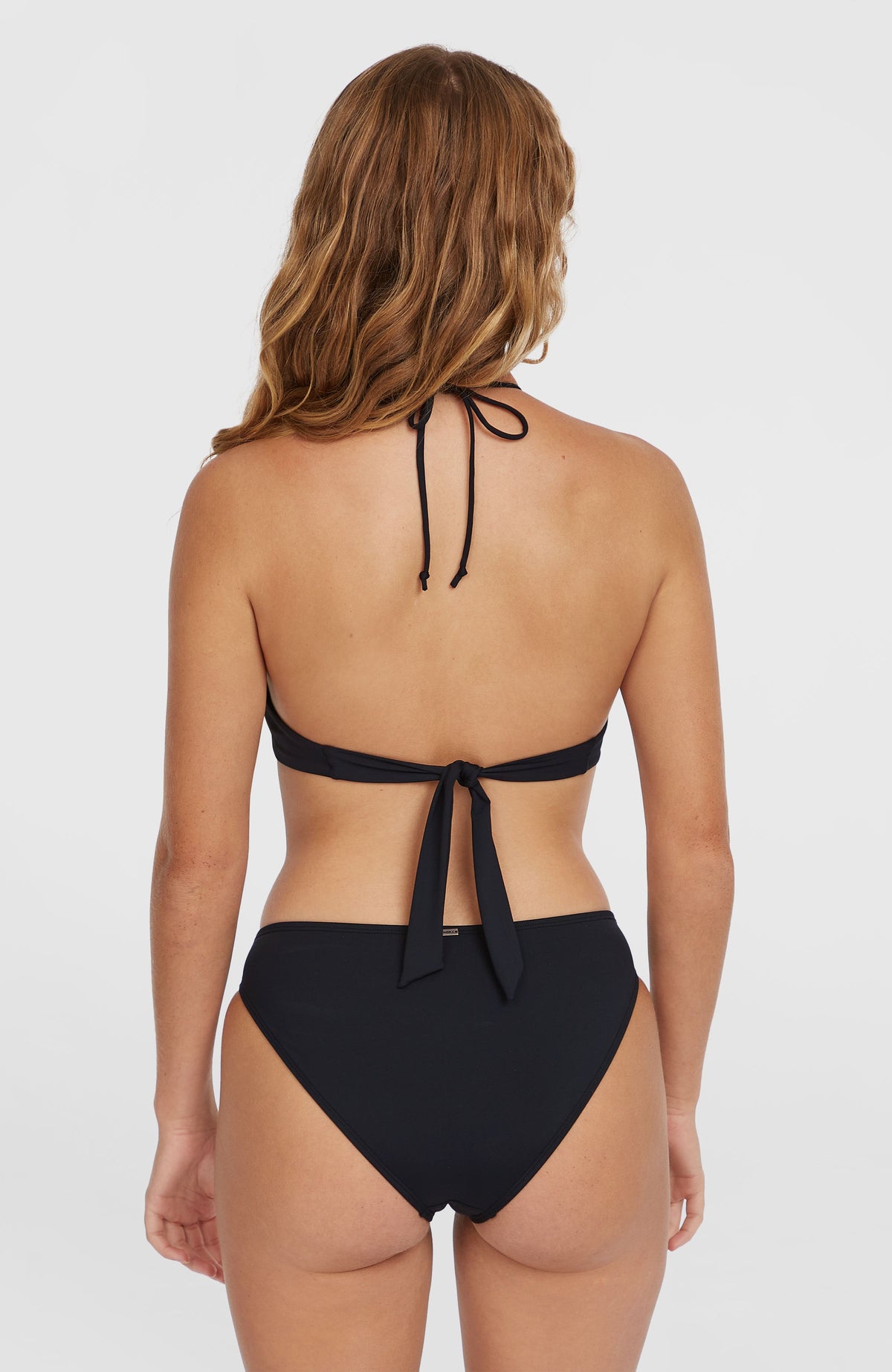Rita Bikinihose für Damen, schwarz, vollständige Rückansicht, getragen am Model mit breiterer Schnittform