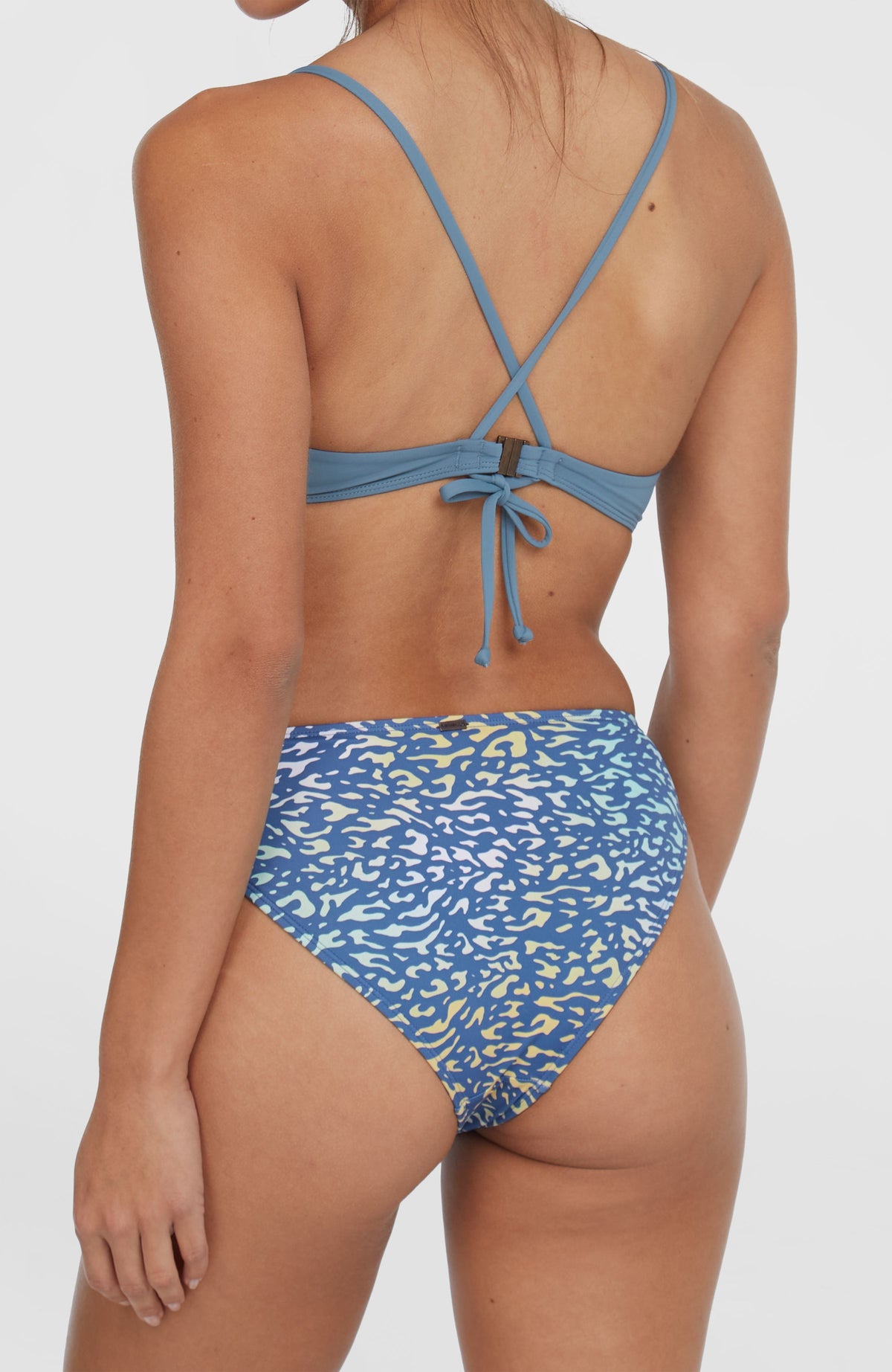 O'Neill Rita Bikinihose für Damen, gelb mit Tiermuster in Blau, Nahaufnahme der Rückseite am Model