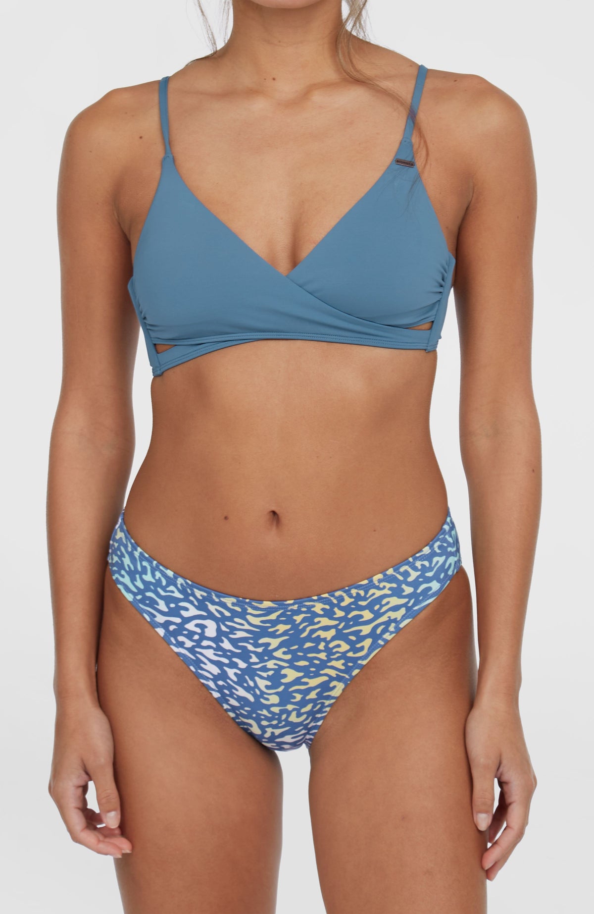 Rita Bikinihose für Damen, gelb mit Tiermuster in Blau, Nahaufnahme der Vorderseite am Model