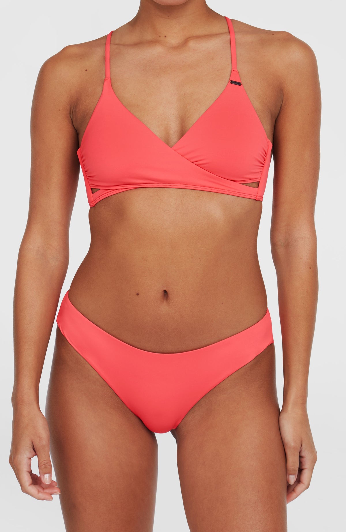 Maoi Bikinihose für Damen, pink, Nahaufnahme der Vorderansicht getragen am Model mit elastischem Bund