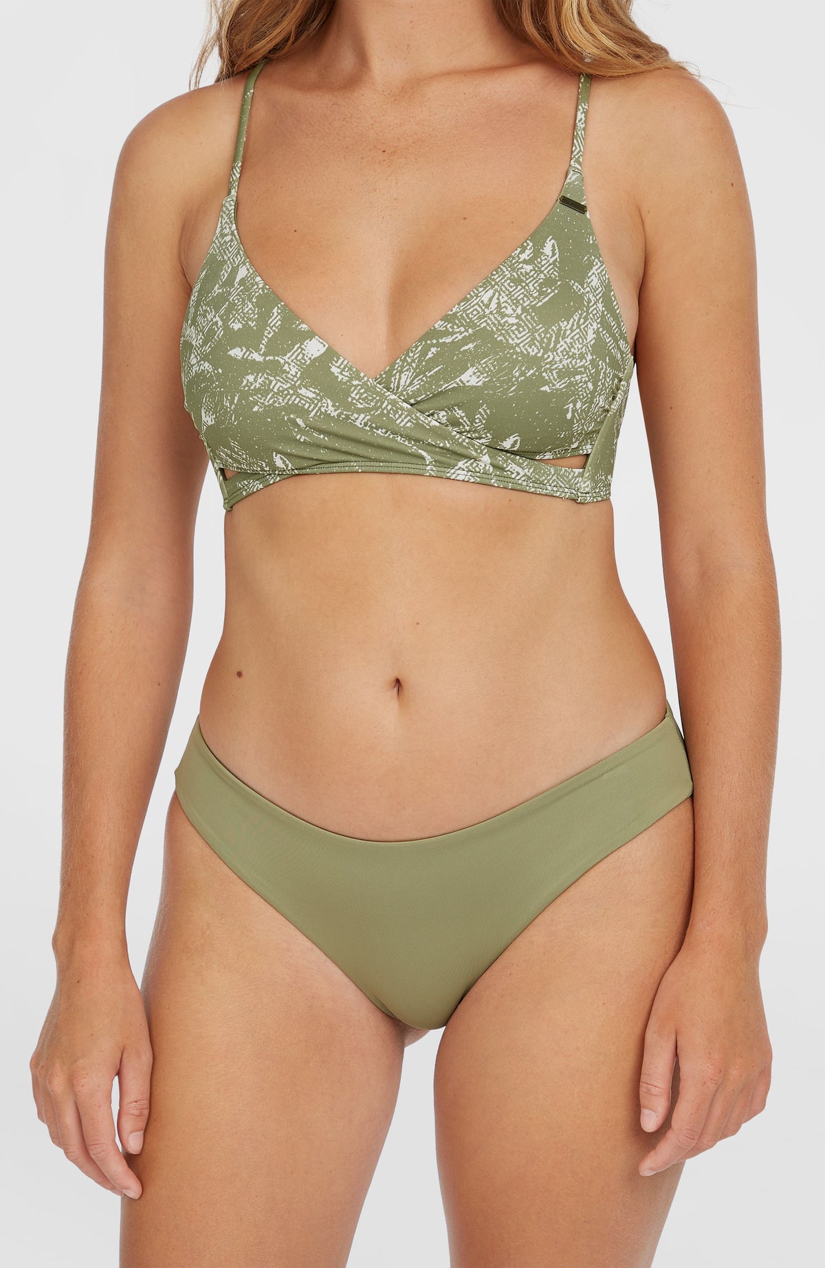 Maoi Bikinihose für Damen, grün, Nahaufnahme der Vorderansicht, getragen am Model