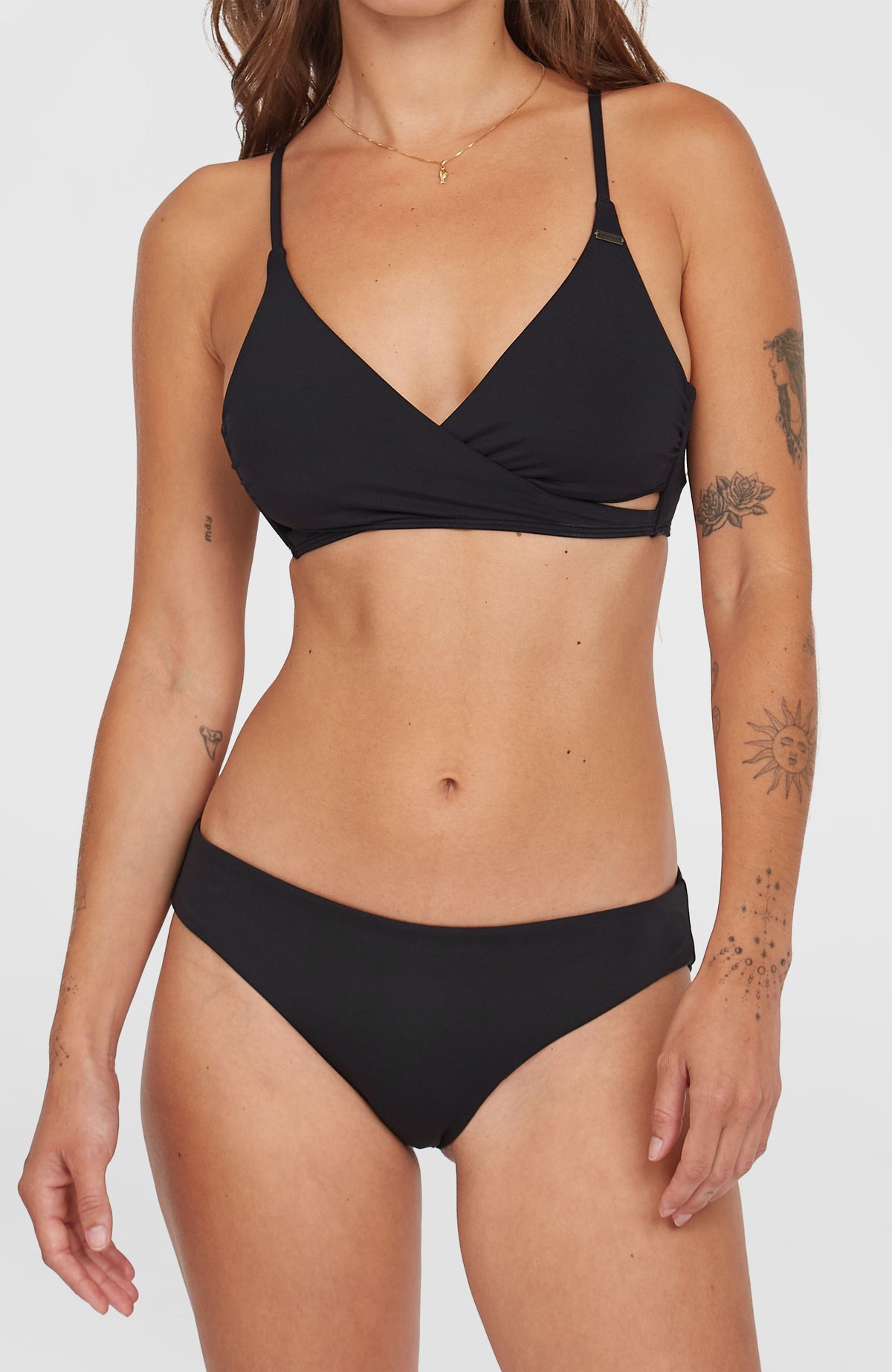 Maoi Bikinihose für Damen, schwarz, Nahaufnahme der Vorderseite mit elastischem Bund, getragen am Model