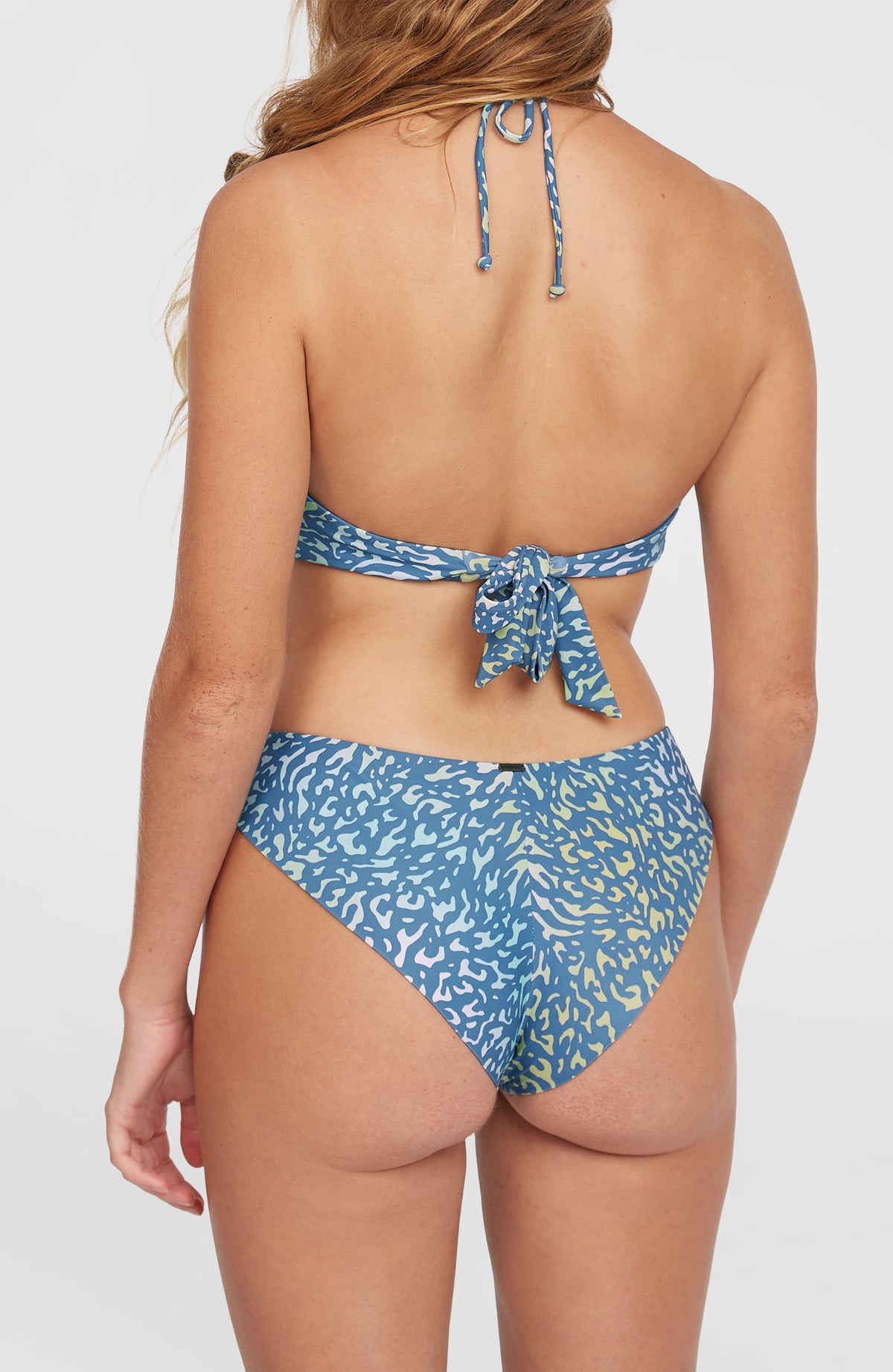O'Neill Maoi Bikinihose für Damen, gelb mit Tiermuster in Blau, Rückansicht am Model