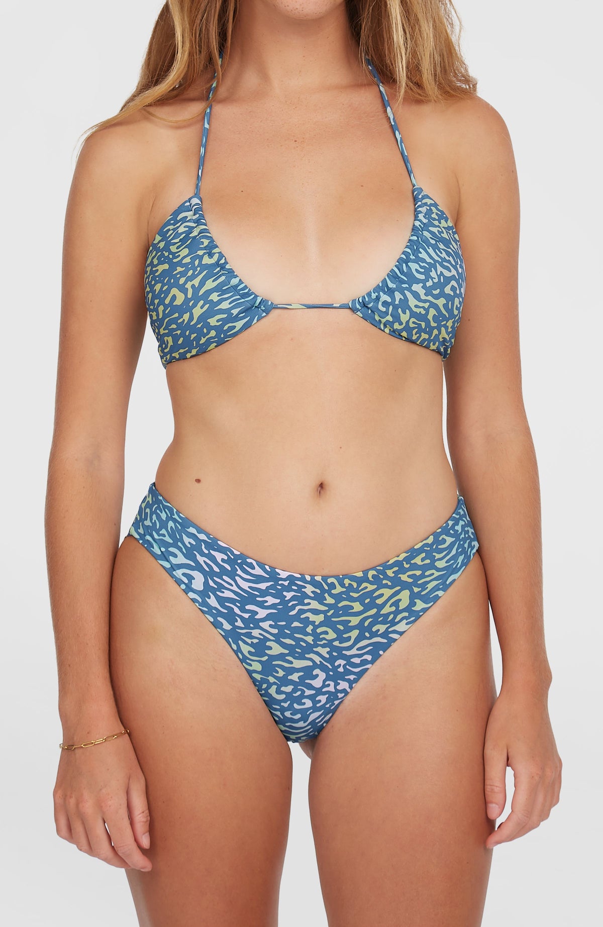 Maoi Bikinihose für Damen, gelb mit Tiermuster in Blau, Nahaufnahme der Vorderansicht am Model
