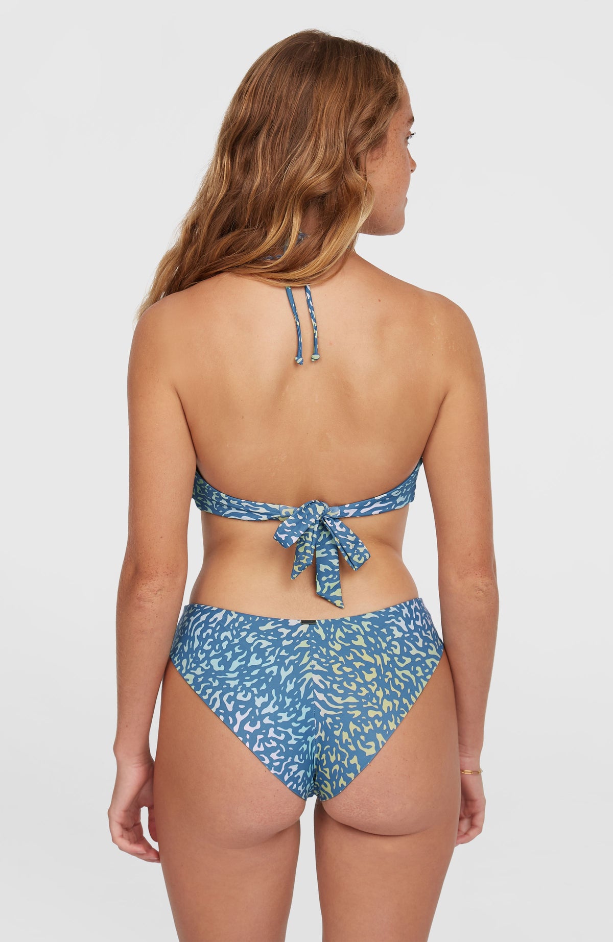 Maoi Bikinihose für Damen, gelb mit Tiermuster in Blau, vollständige Rückansicht am Model