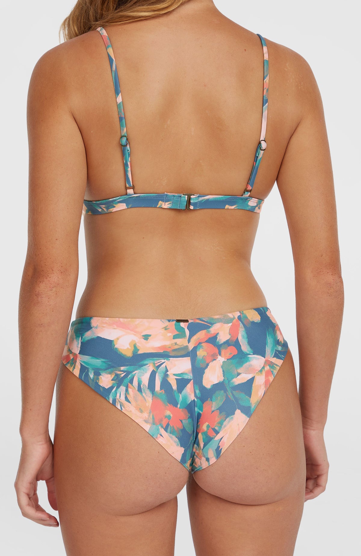 O'Neill Maoi Bikinihose für Damen, blau mit Blumenmuster in Rosa und Grün, Rückansicht am Model
