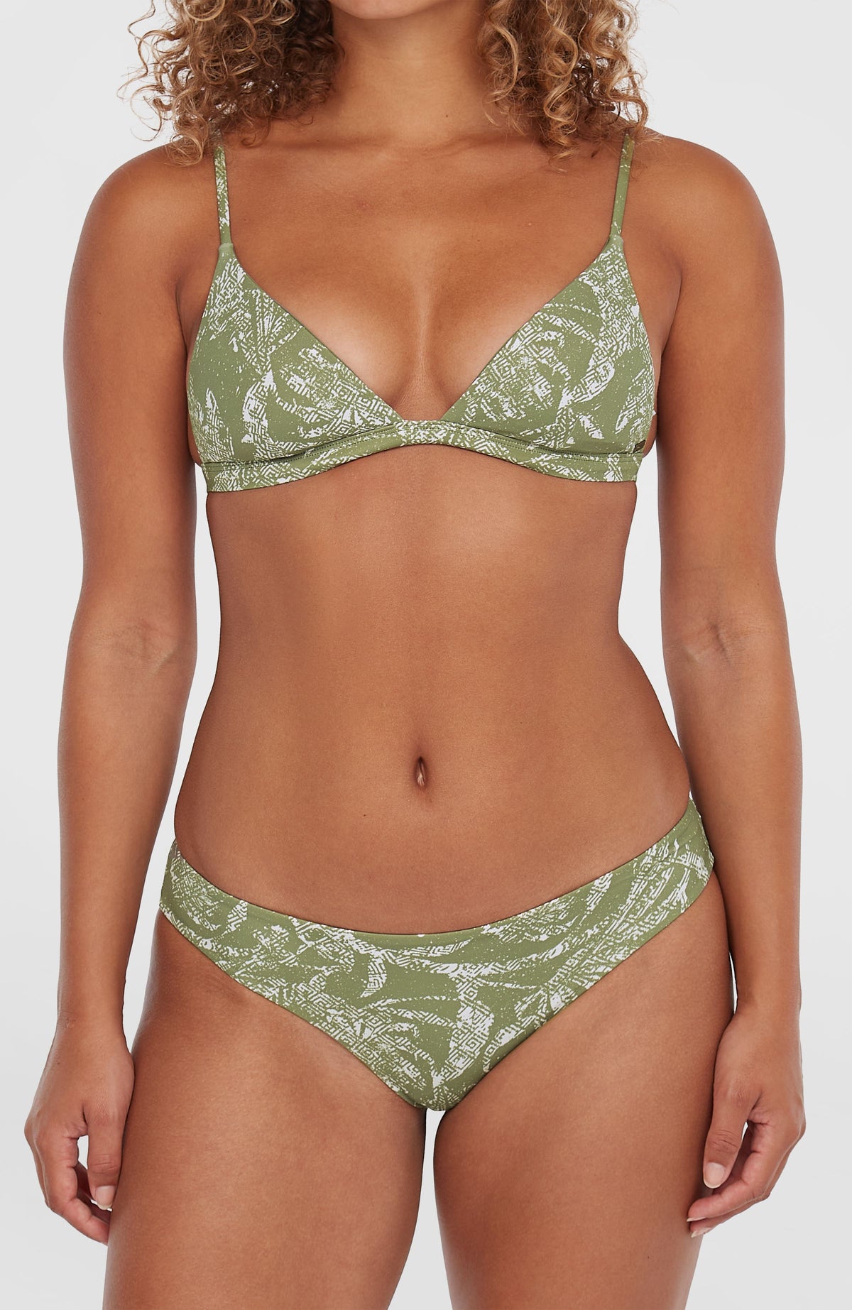 Grüne Maoi Bikinihose für Damen mit Dschungelmuster in Weiß, Nahaufnahme der Vorderseite, am Model