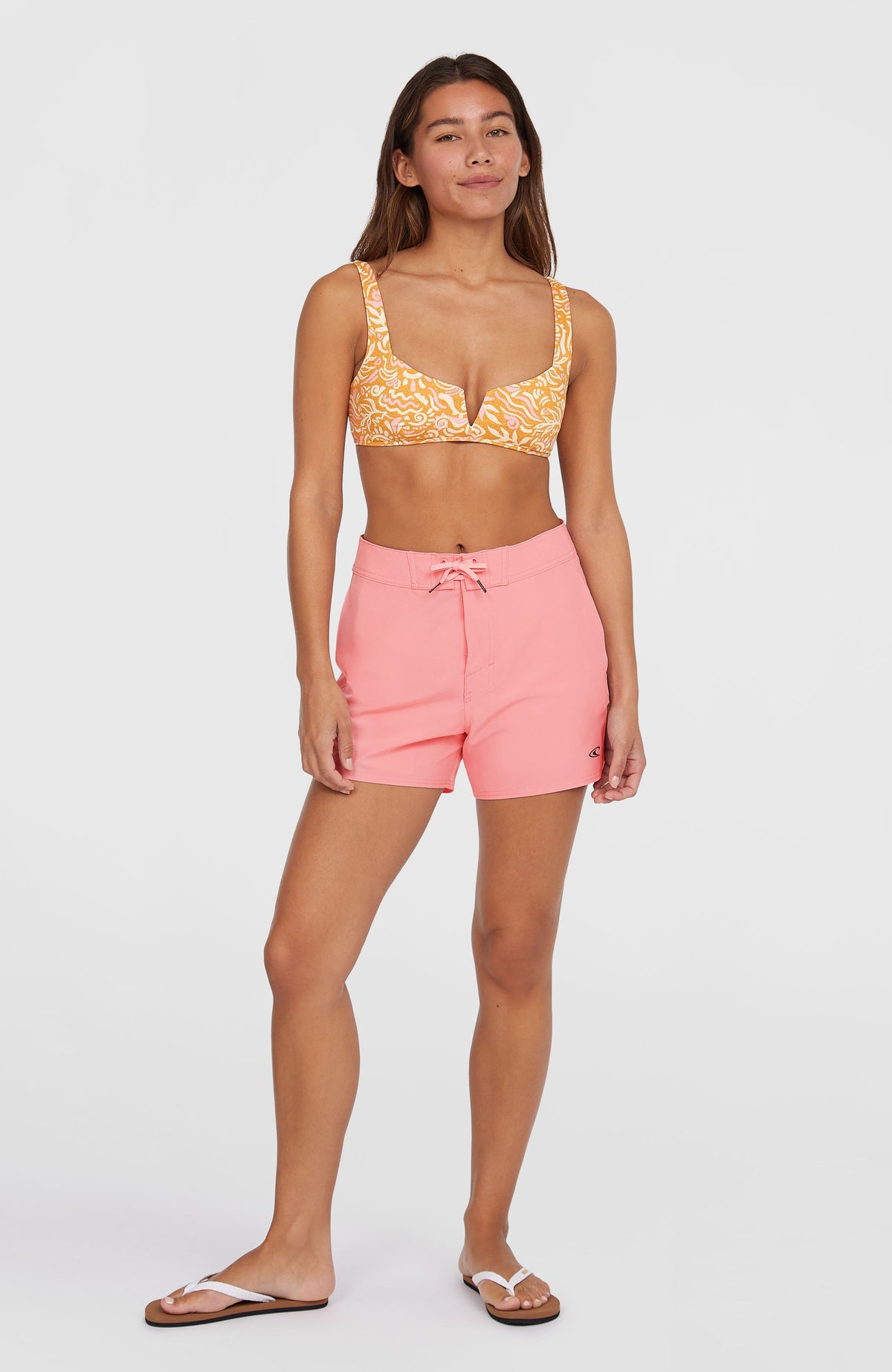 Women of the Wave 14'' Boardshorts für Damen, pink, Gesamtansicht von vorne, getragen am Model