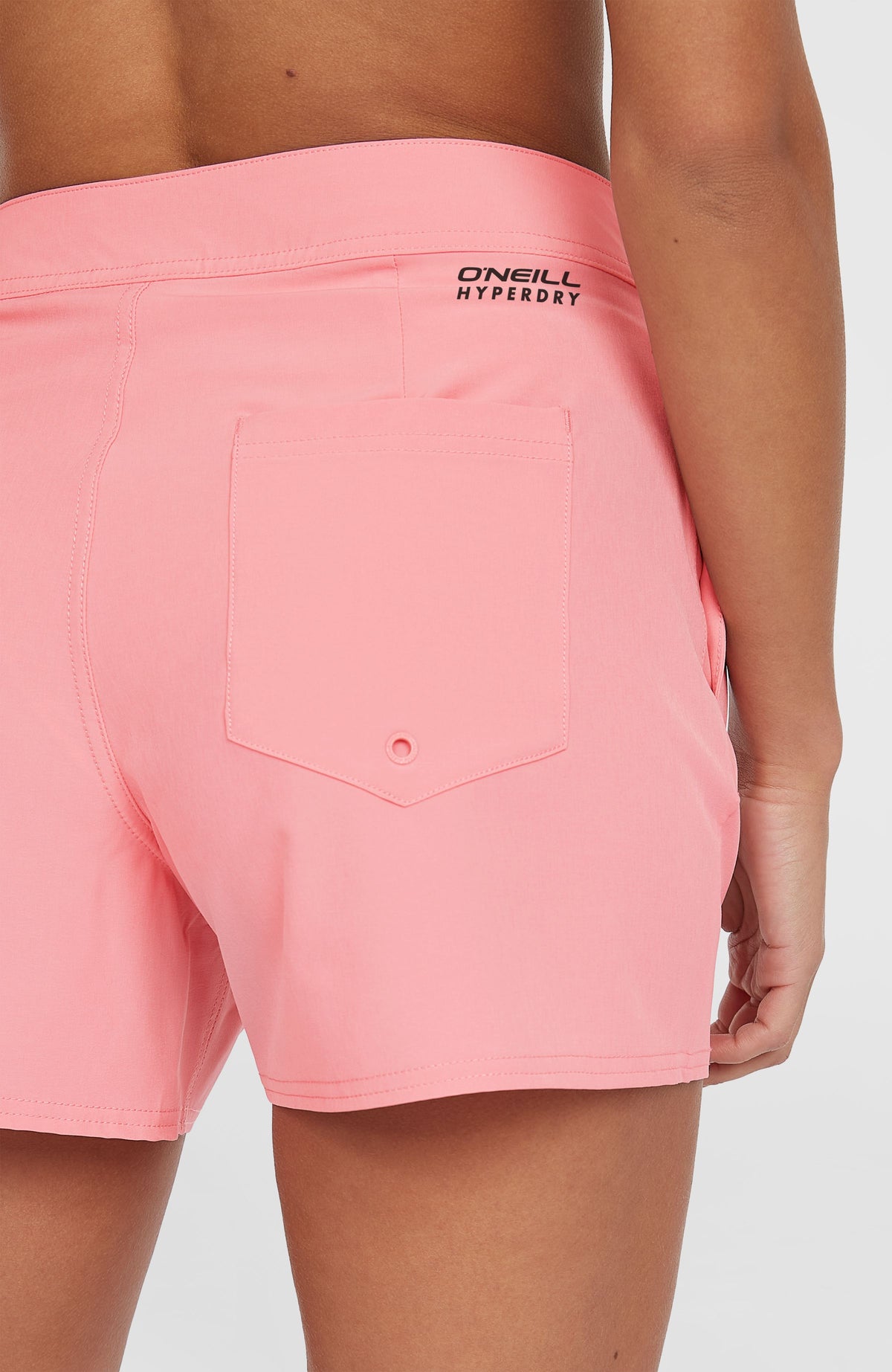 Nahaufnahme der pinken Women of the Wave 14'' Boardshorts mit Gesäßtasche und Logo-Schriftzug