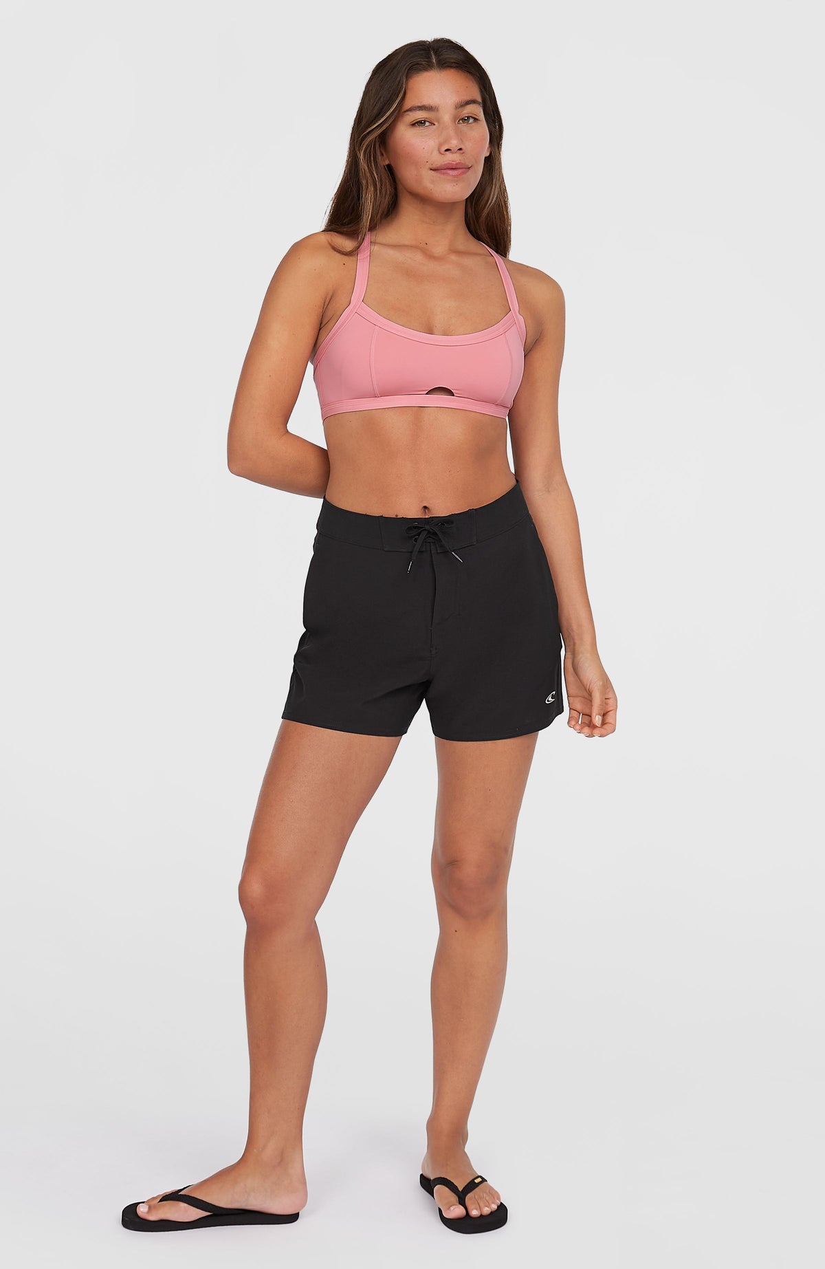Women of the Wave 14'' Boardshorts für Damen, schwarz, Ganzkörperansicht am Model von vorne