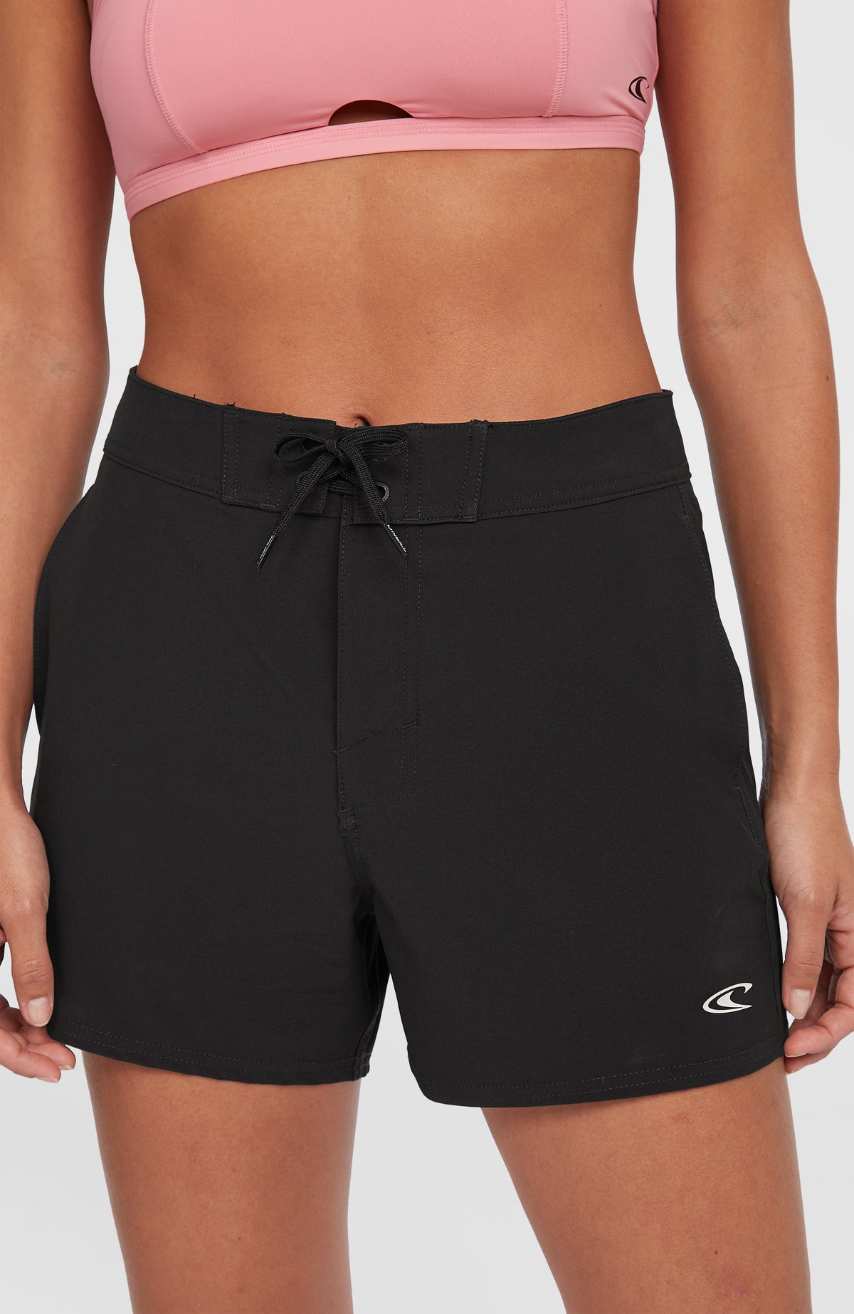 Nahaufnahme von Bund und Schnürverschluss der schwarzen Women of the Wave 14'' Boardshorts