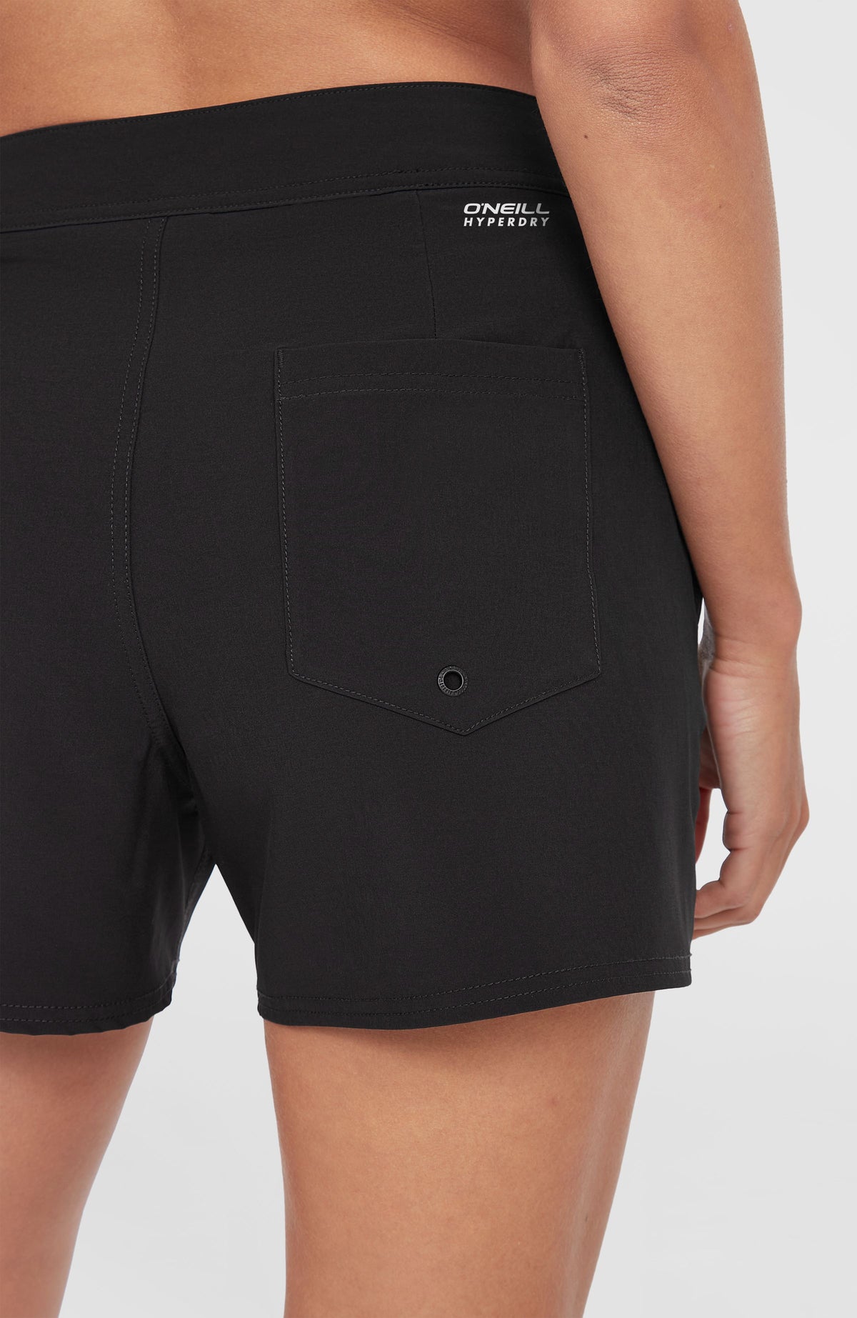 Nahaufnahme der aufgesetzten Gesäßtasche an den schwarzen Women of the Wave 14'' Boardshorts