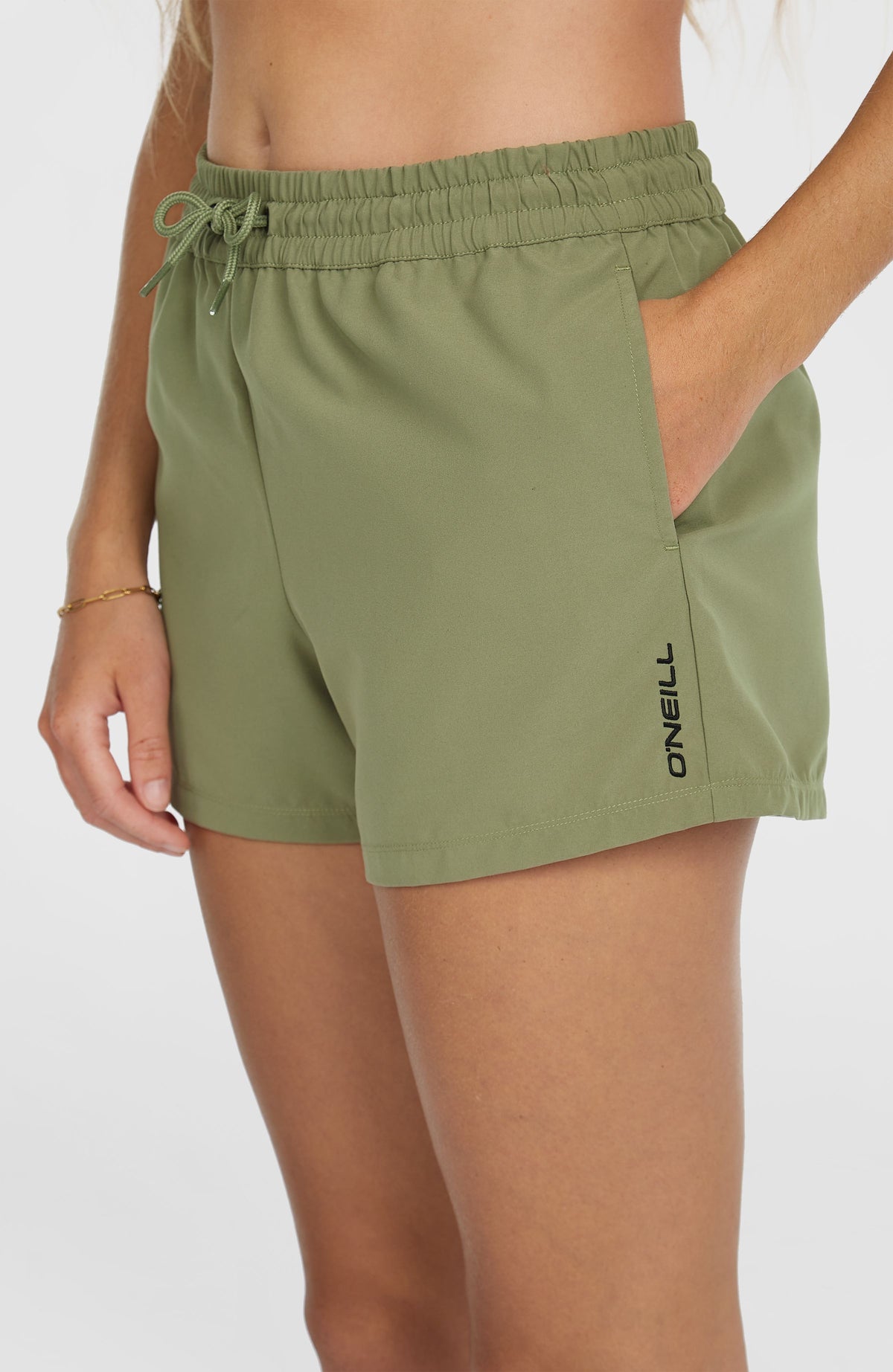 Essentials 12'' Badeshorts für Damen, grün, Nahaufnahme der Seite mit Eingrifftasche und O'Neill-Logo-Print