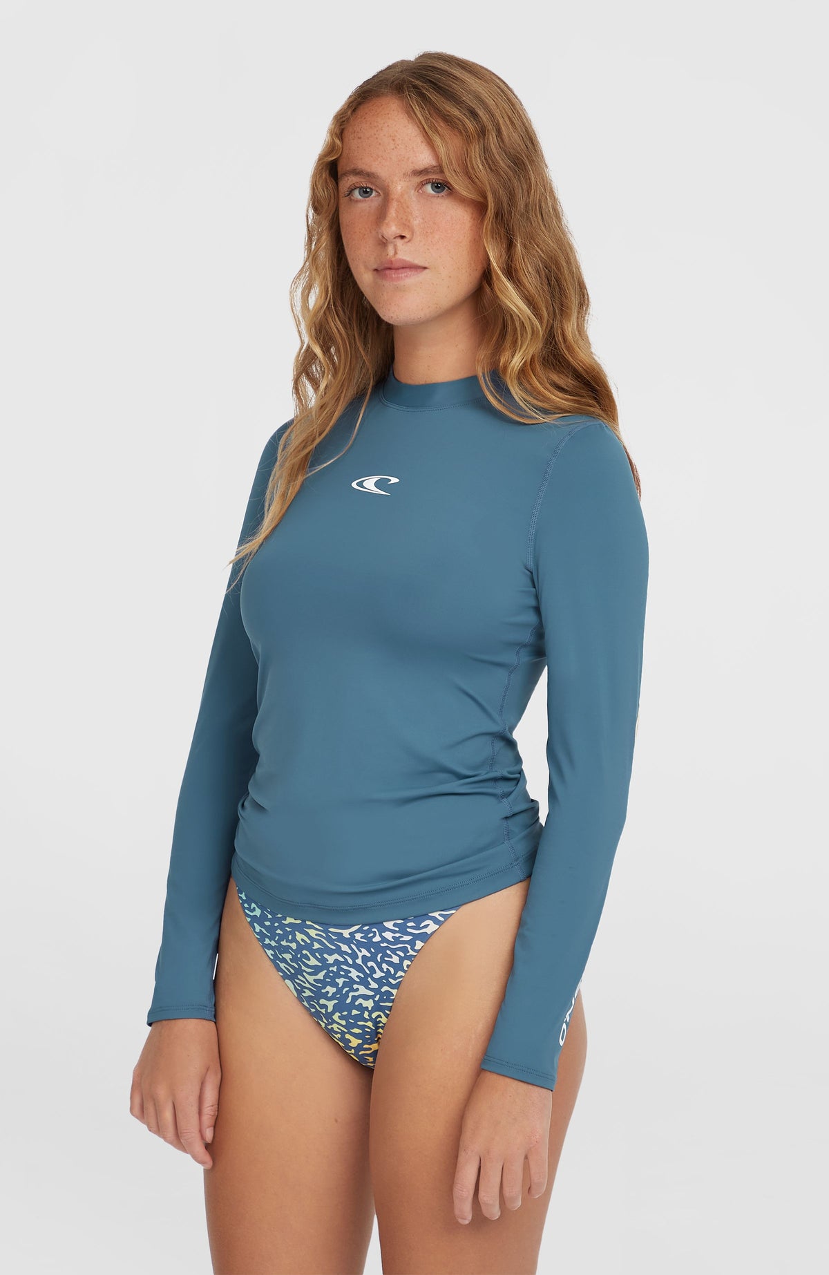 O'Neill Essentials Longsleeve-Schwimmshirt für Damen, blau, Vorderansicht am Model mit kleinem Logo-Print