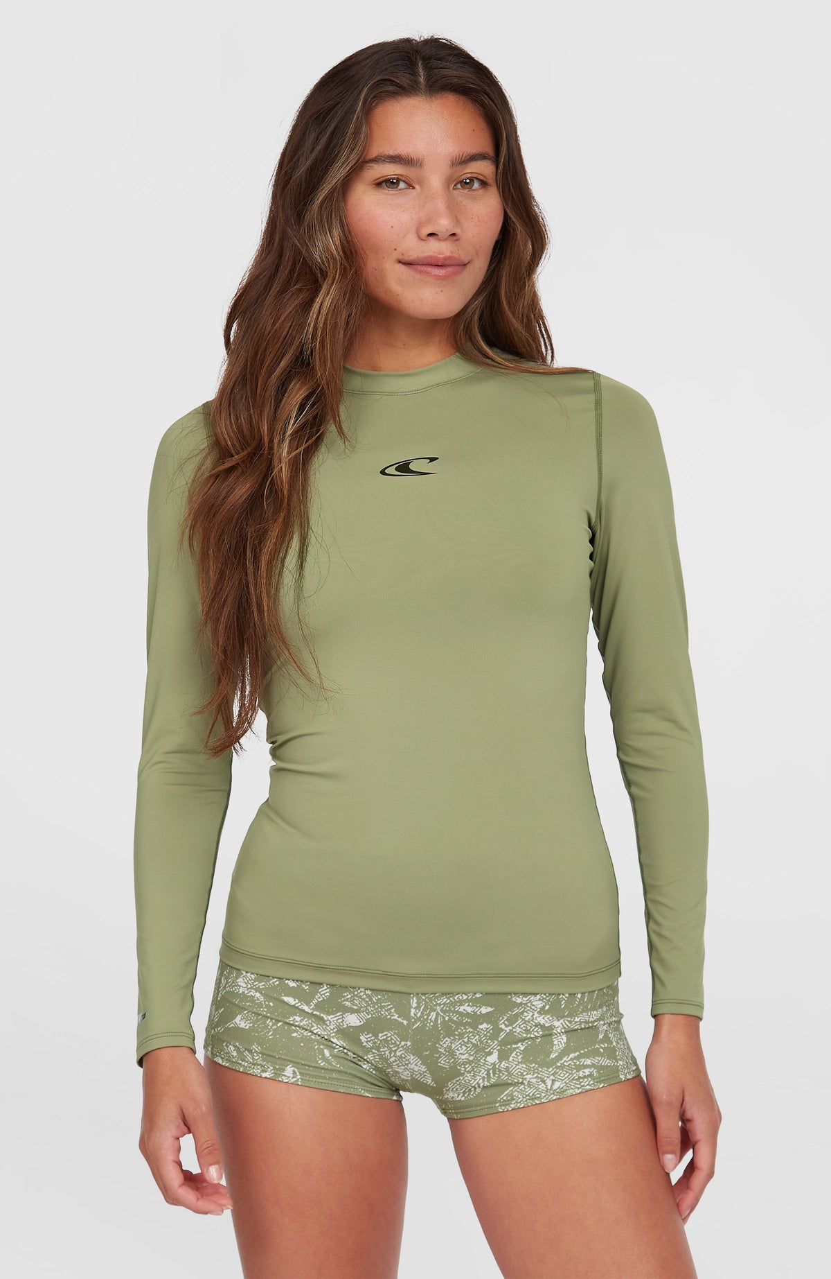 O'Neill Essentials Longsleeve-Schwimmshirt für Damen, grün, Vorderansicht am Model mit kleinem Logo-Print