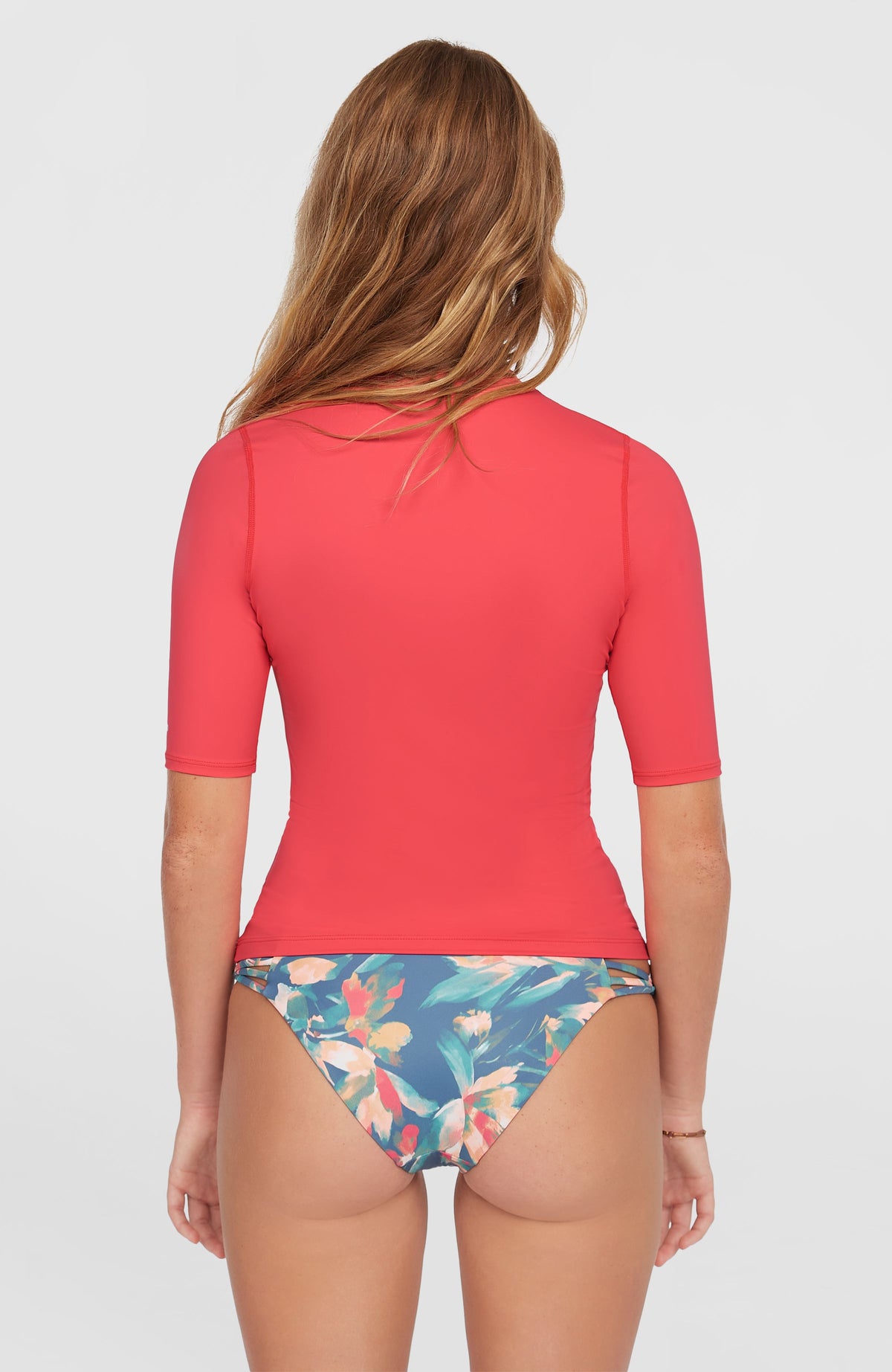 Essentials Shortsleeve-Schwimmshirt für Damen in Pink, getragen am Model, klassische Rückansicht