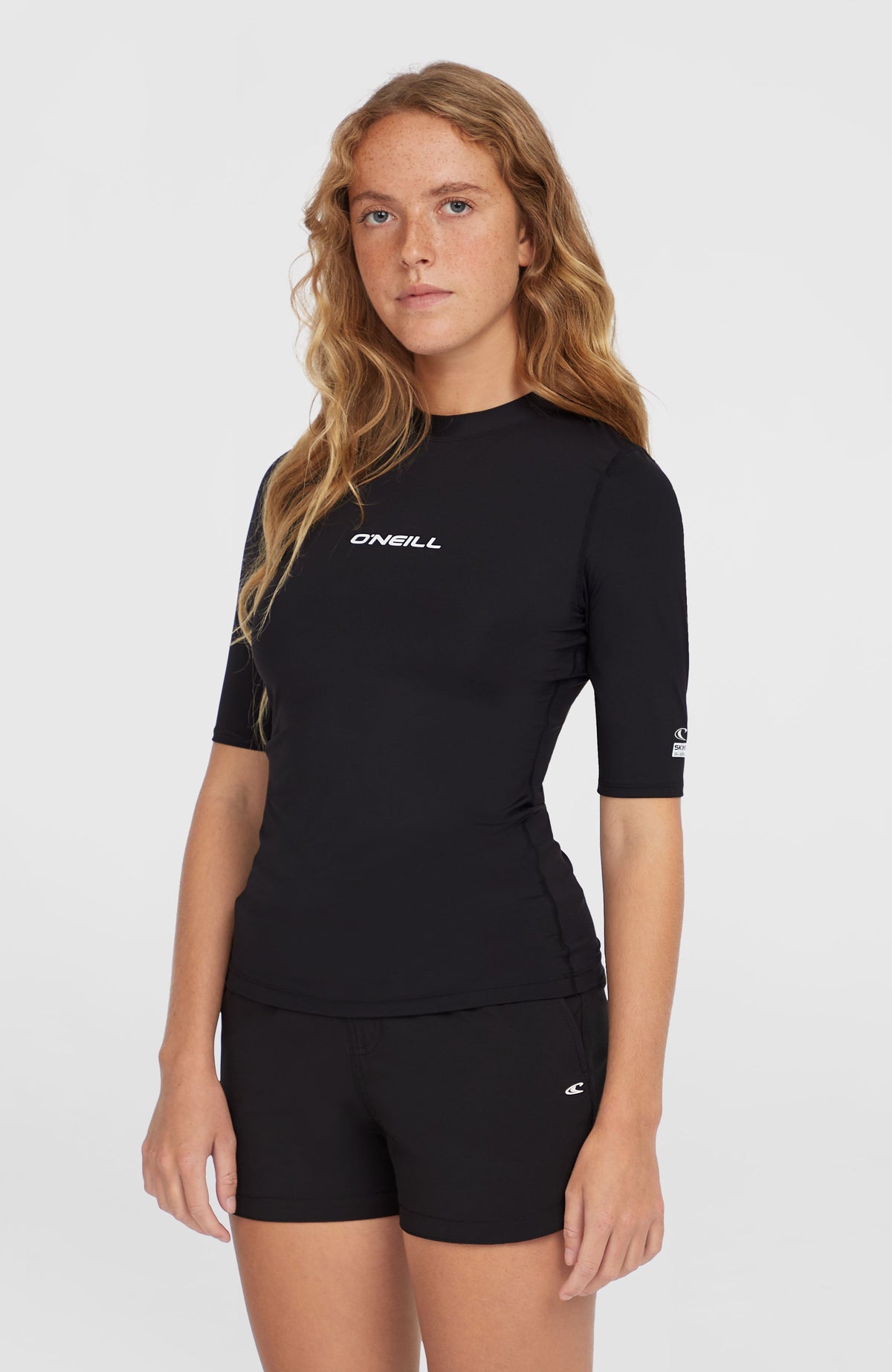 O'Neill Essentials Shortsleeve-Schwimmshirt für Damen, schwarz mit Logo-Print in Weiß, Vorderansicht am Model