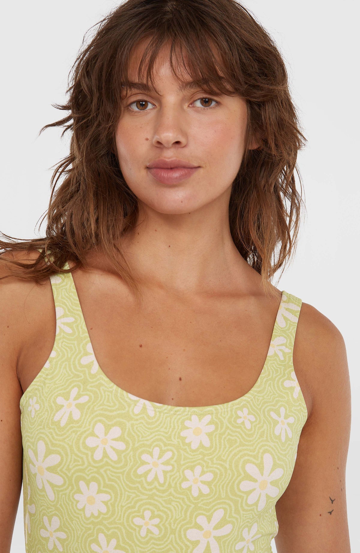 Nahaufnahme des runden Ausschnitts am grünen Beach Vintage Badeanzug für Damen mit Blumenmuster in Weiß