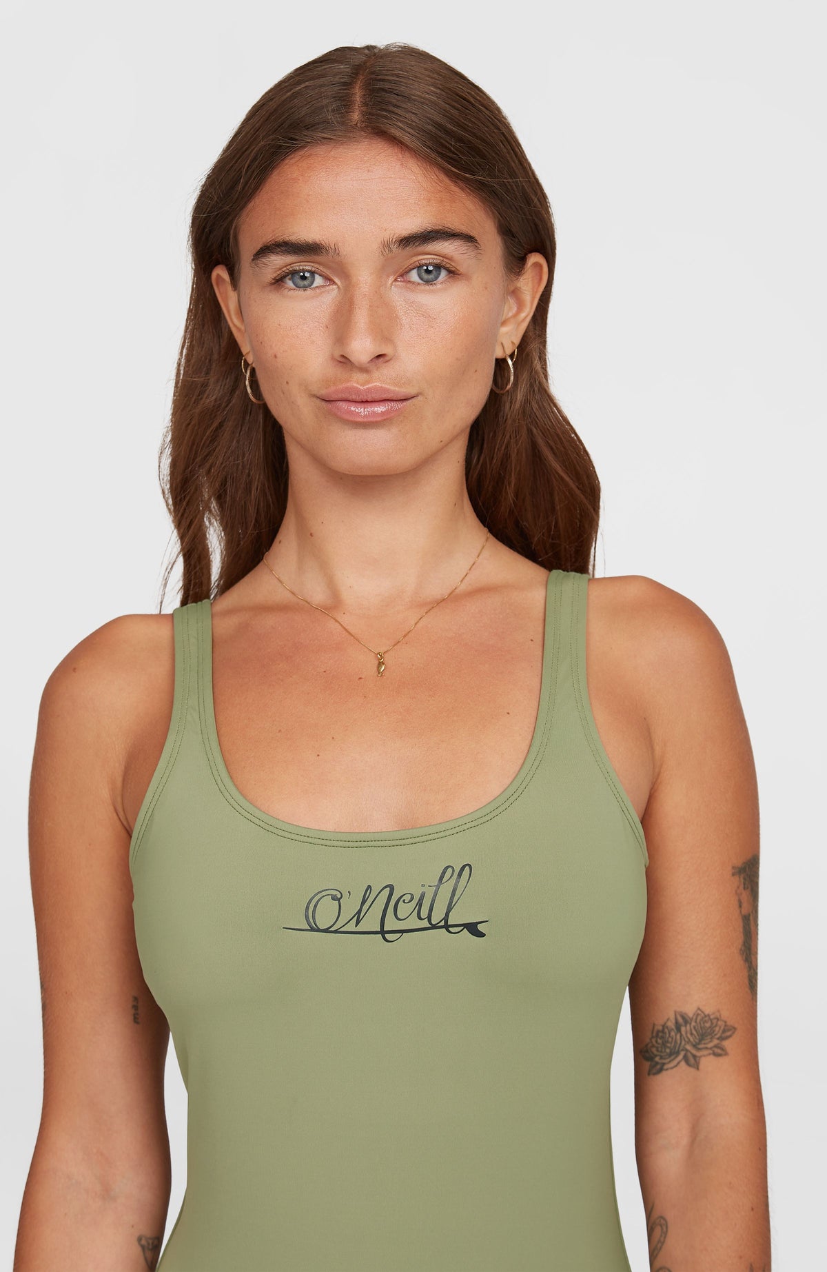 Essentials Script Badeanzug für Damen, grün, Nahaufnahme des Rundhalsausschnitts mit Logo-Print in Schwarz