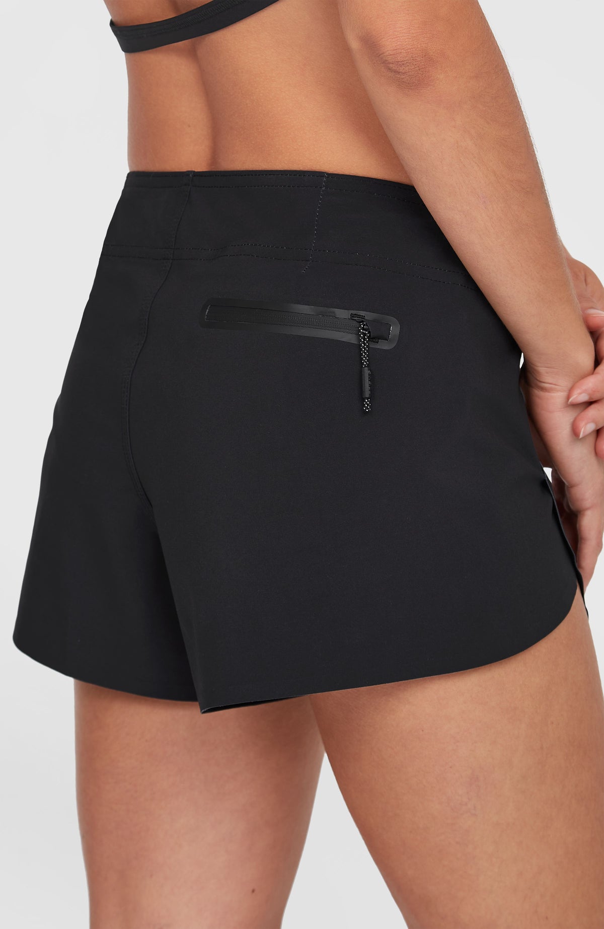 Nahaufnahme der Reißverschlusstasche an der Rückseite der schwarzen Hyperfreak Tech Boardshorts