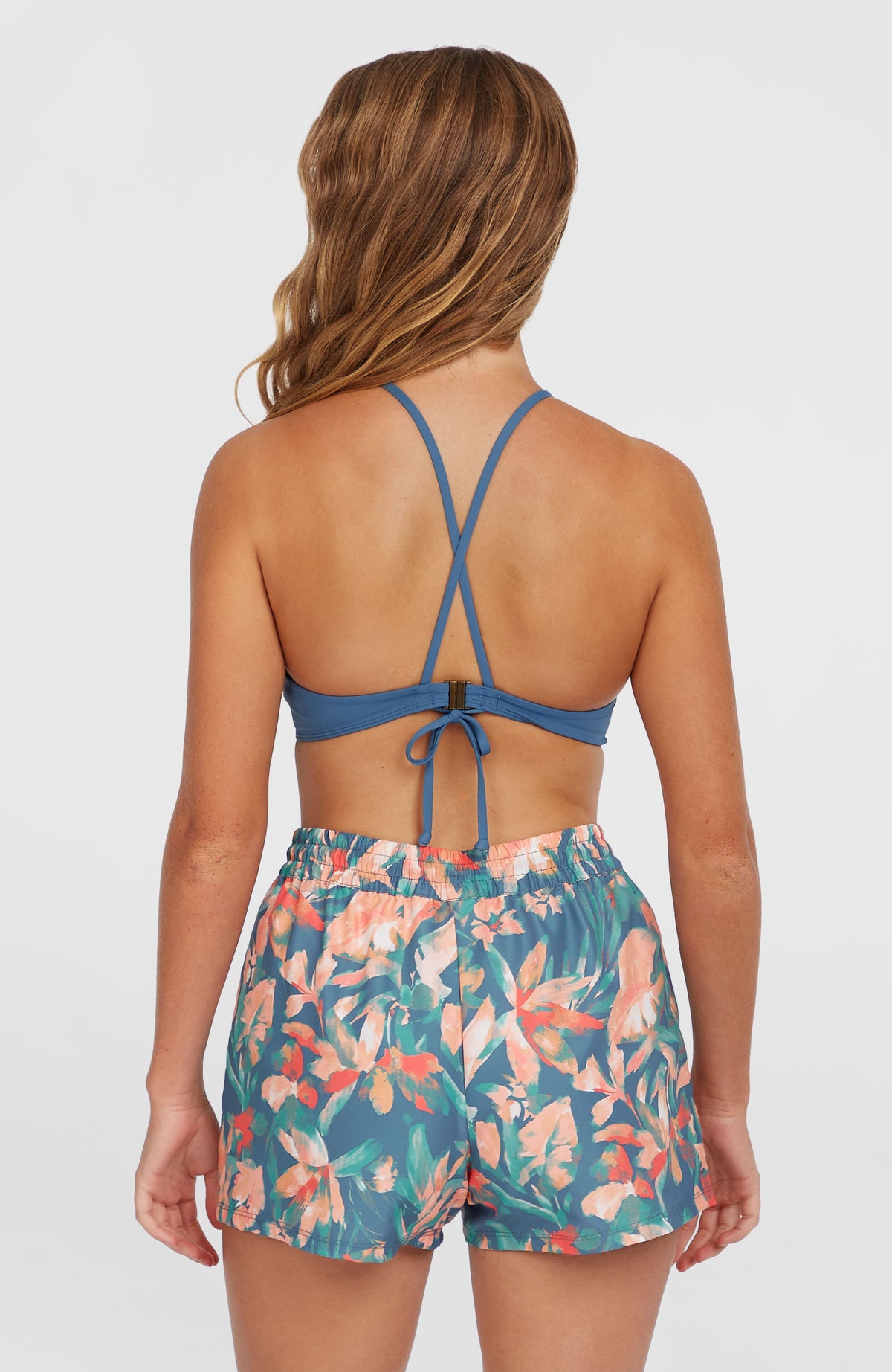 Essentials Print 12'' Badeshorts für Damen, blau mit Blumenmuster in Orange und Grün, Rückansicht am Model
