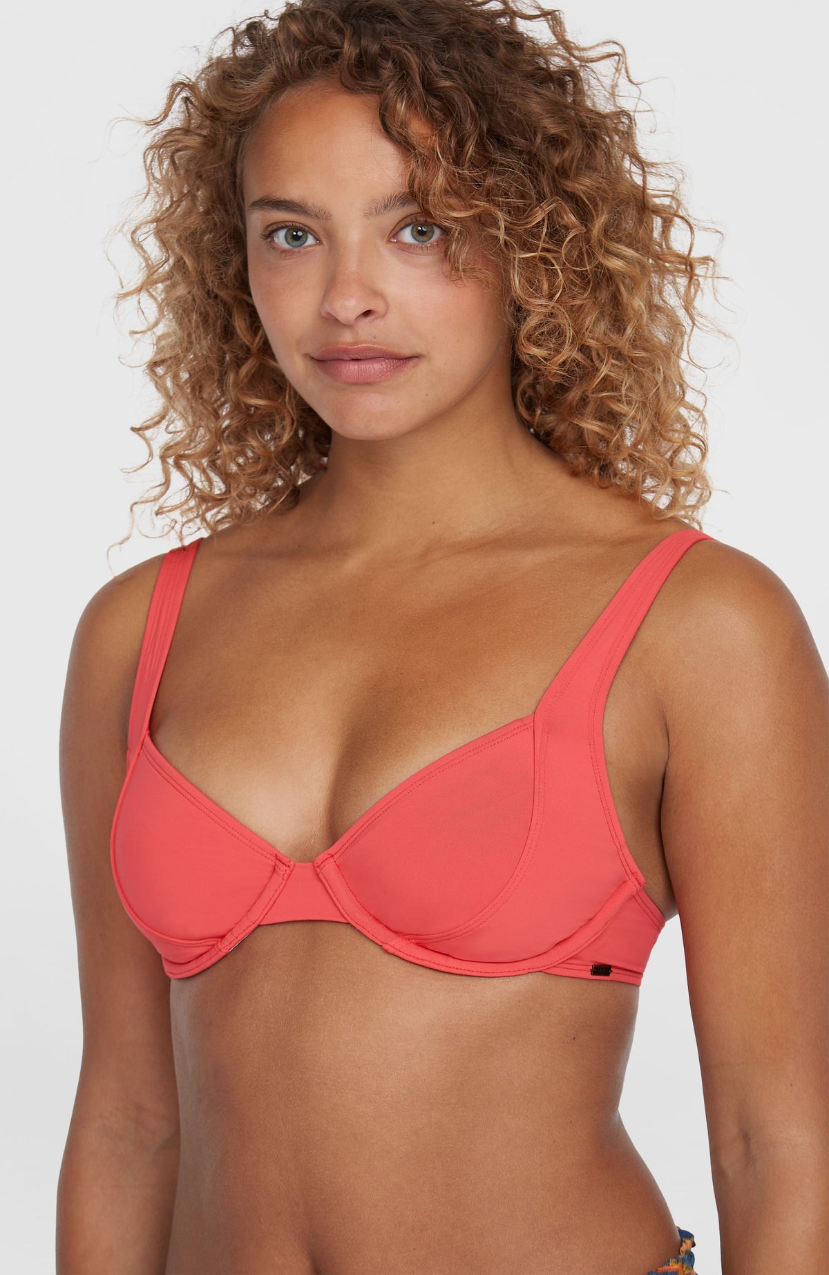 O'Neill Elsie Bikini-Oberteil mit Bügeln für Damen, pink, Nahaufnahme am Model von vorne