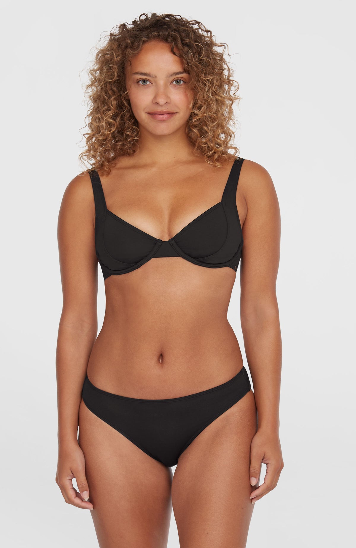 Elsie Bikini-Oberteil mit Bügeln für Damen, schwarz, Frontansicht des Sets, getragen am Model
